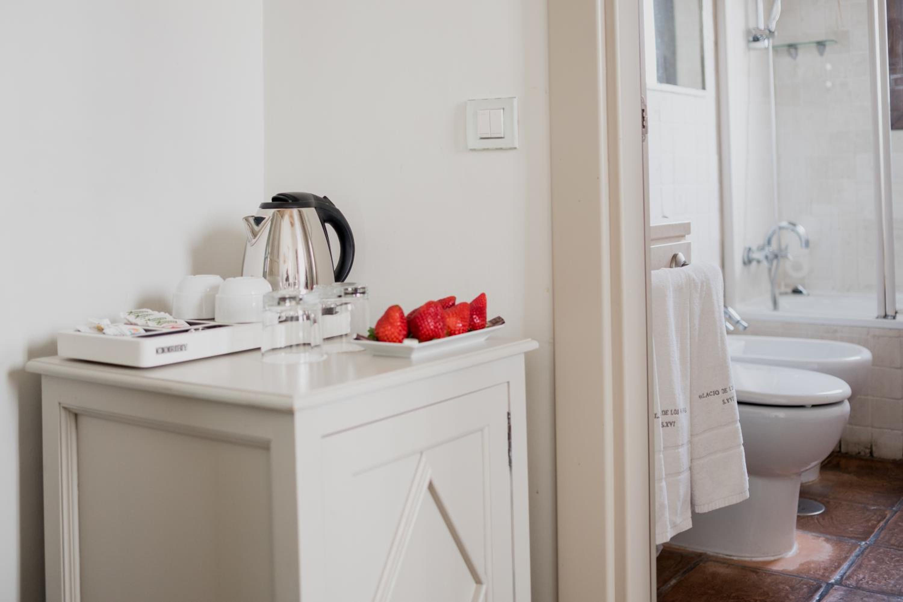 Premium Double Room - Photo 16