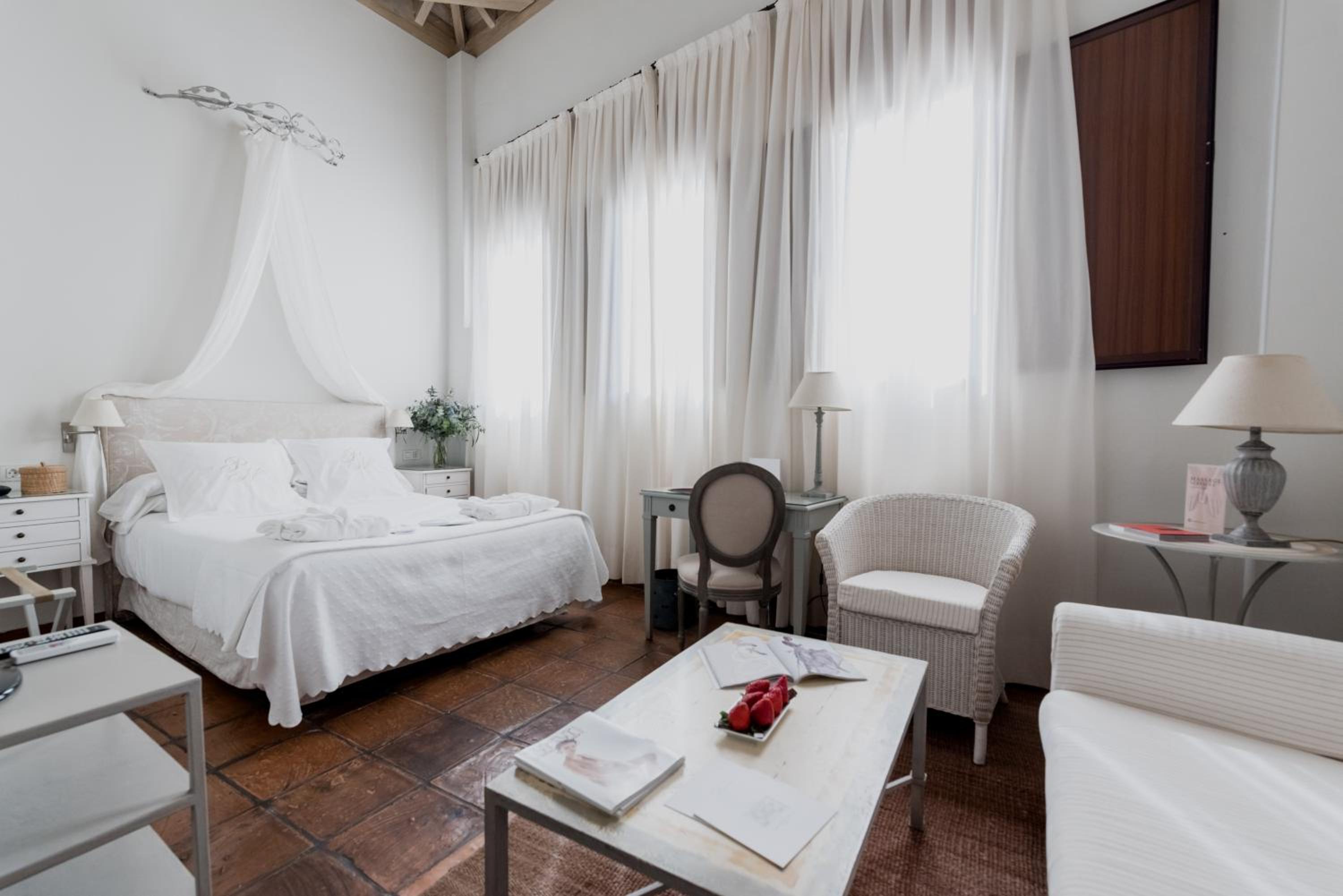 Premium Double Room - Photo 12