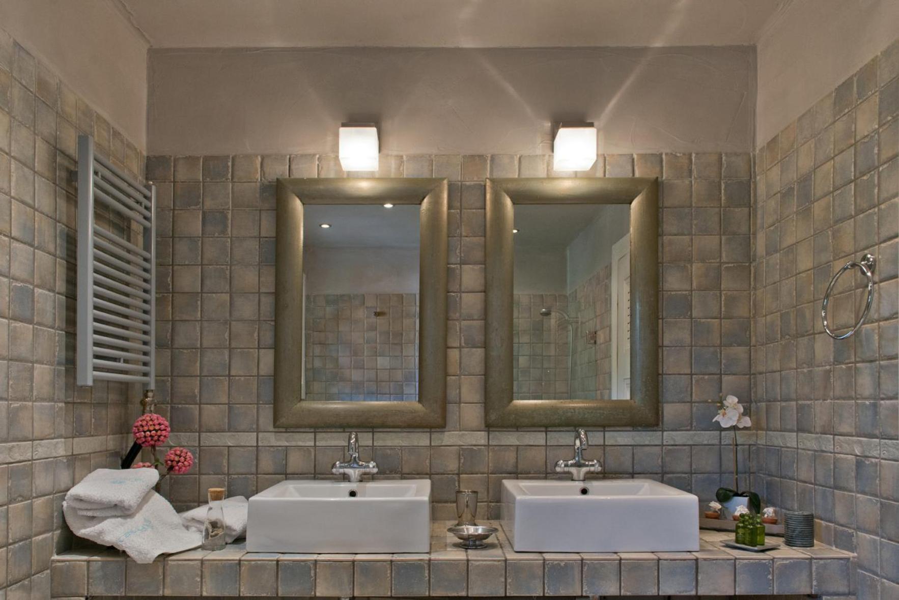 Deluxe Beachfront View Suite - Photo 4