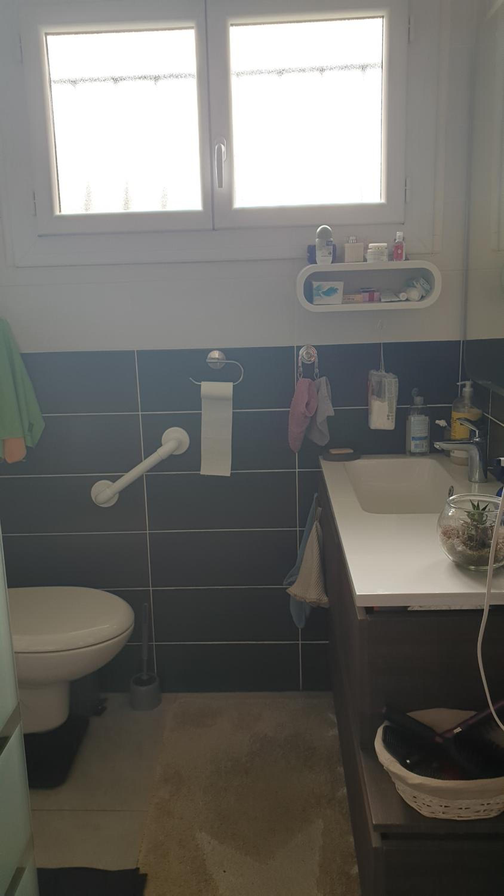 Family Room with Shared Bathroom photo 2