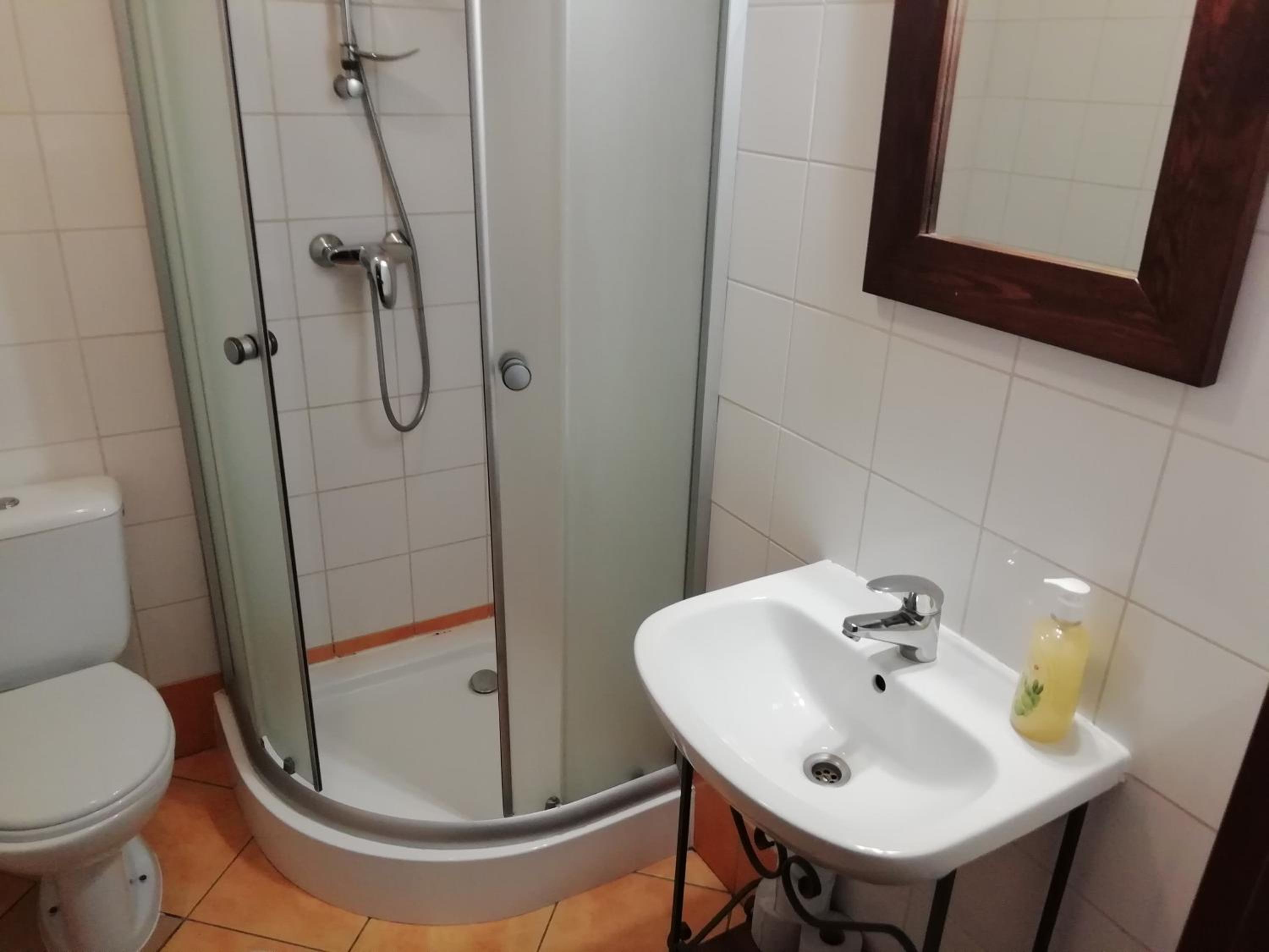 Standard Twin Room - Photo 4