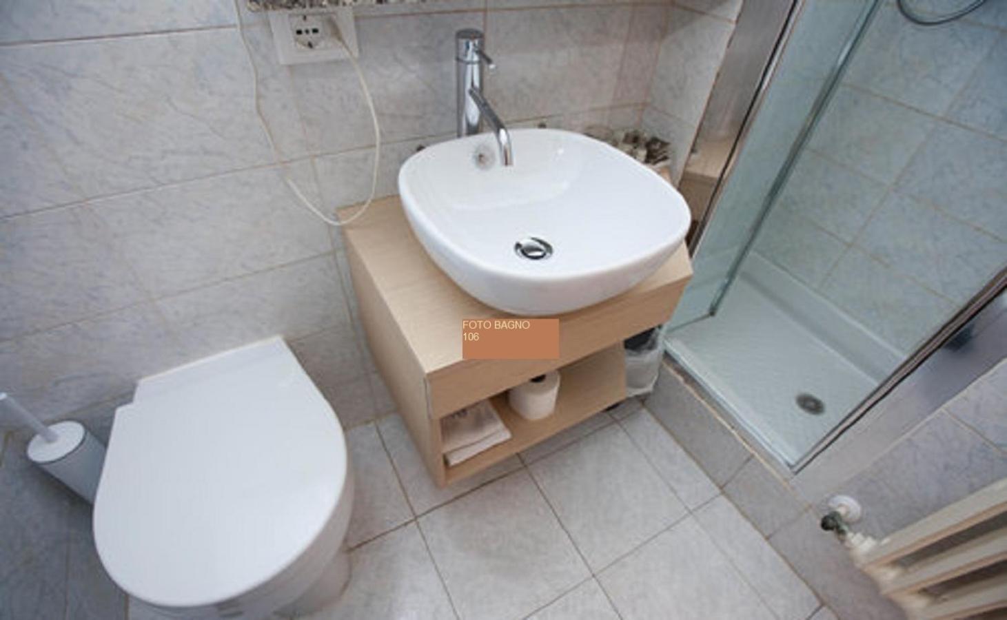 Double or Twin Room with Balcony - Photo 12
