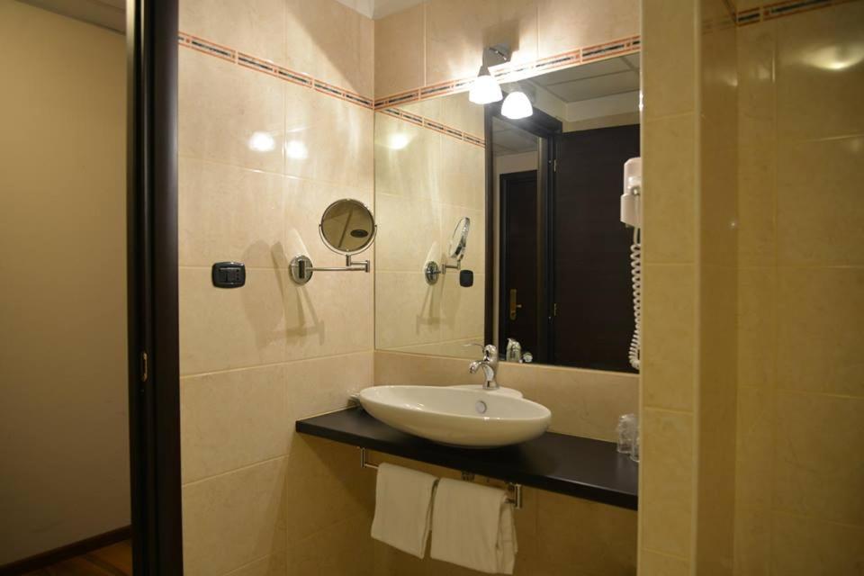 Standard Double or Twin Room - Photo 3