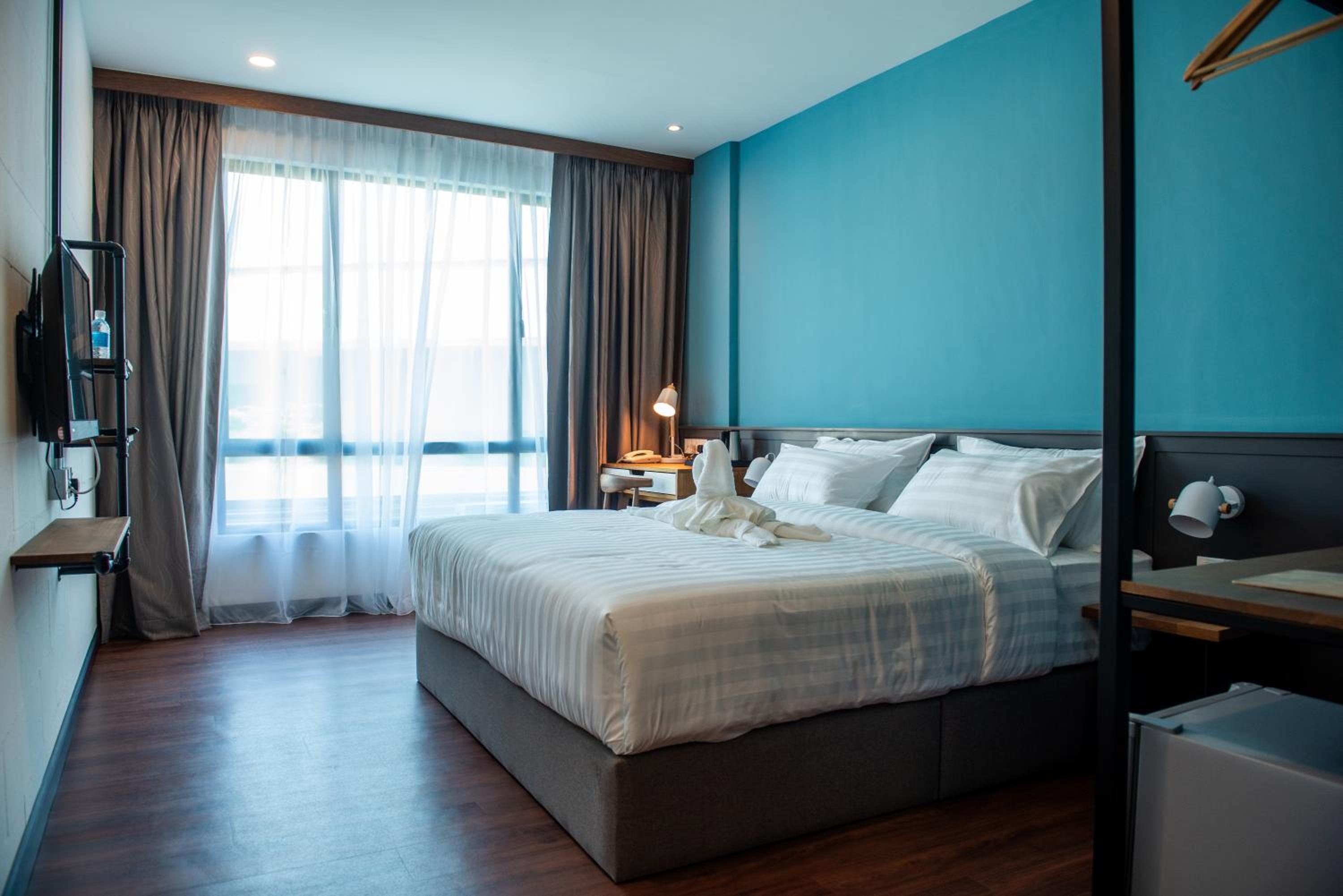 Deluxe King Room - Photo 12
