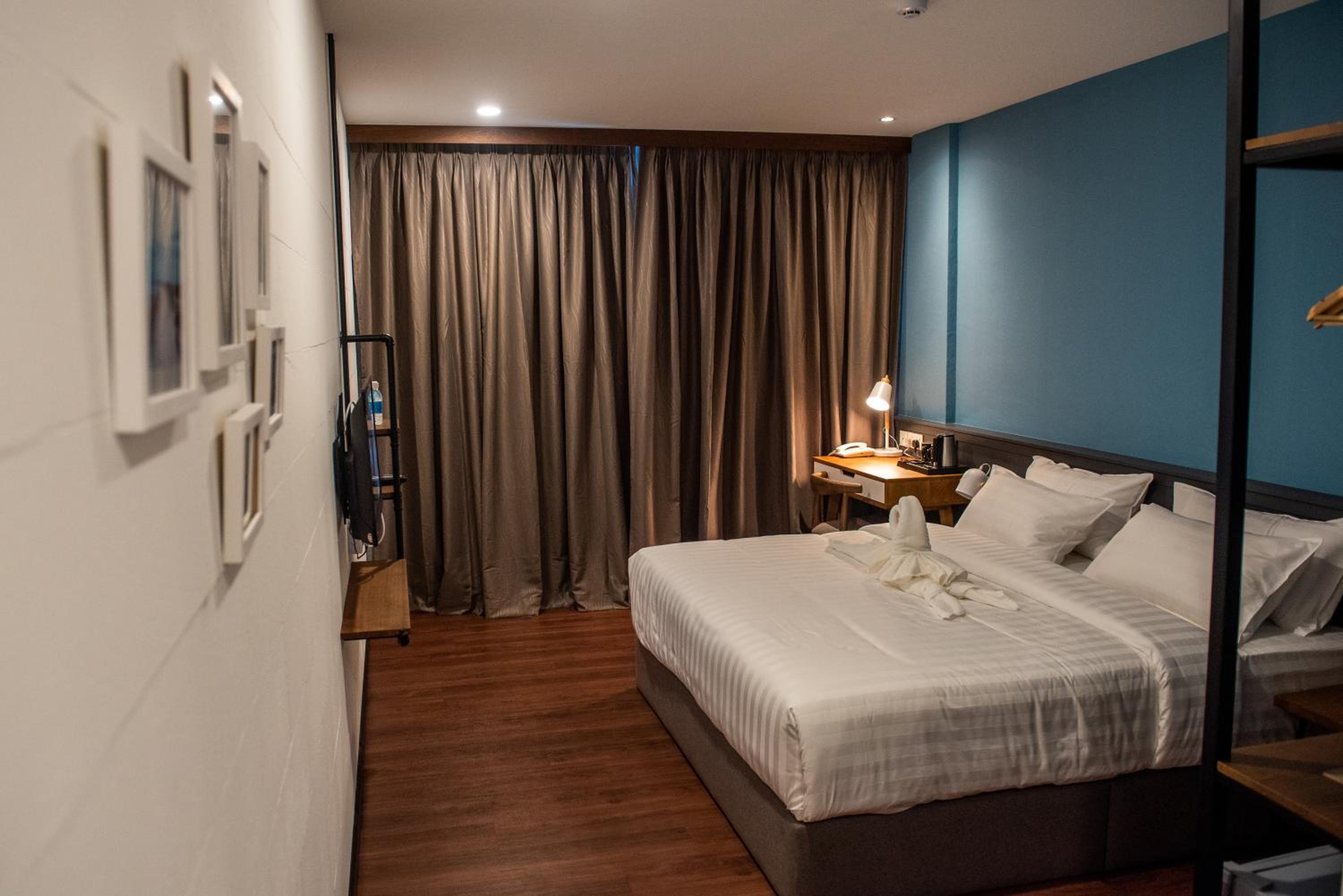 Deluxe King Room - Photo 7
