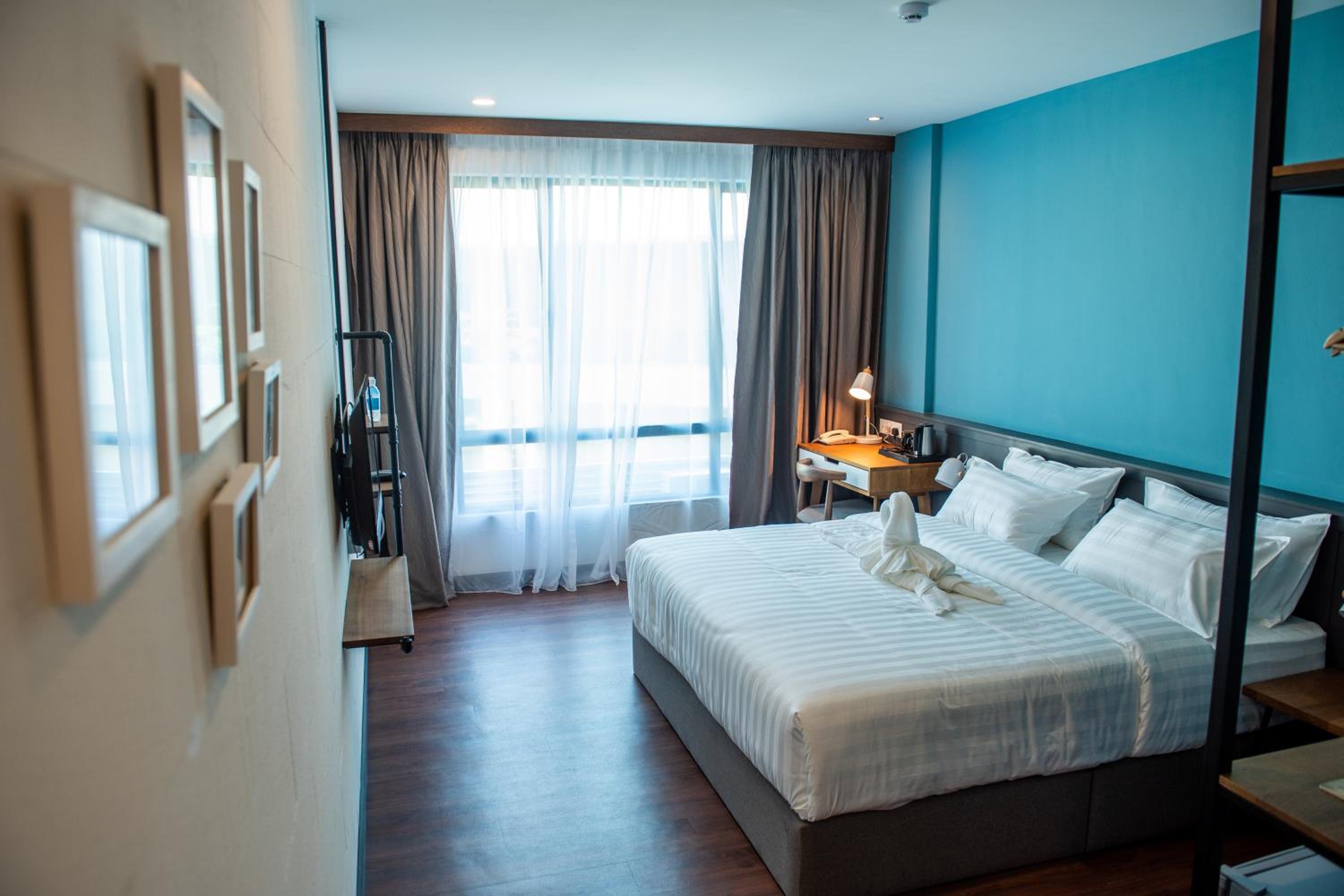 Deluxe King Room - Photo 6