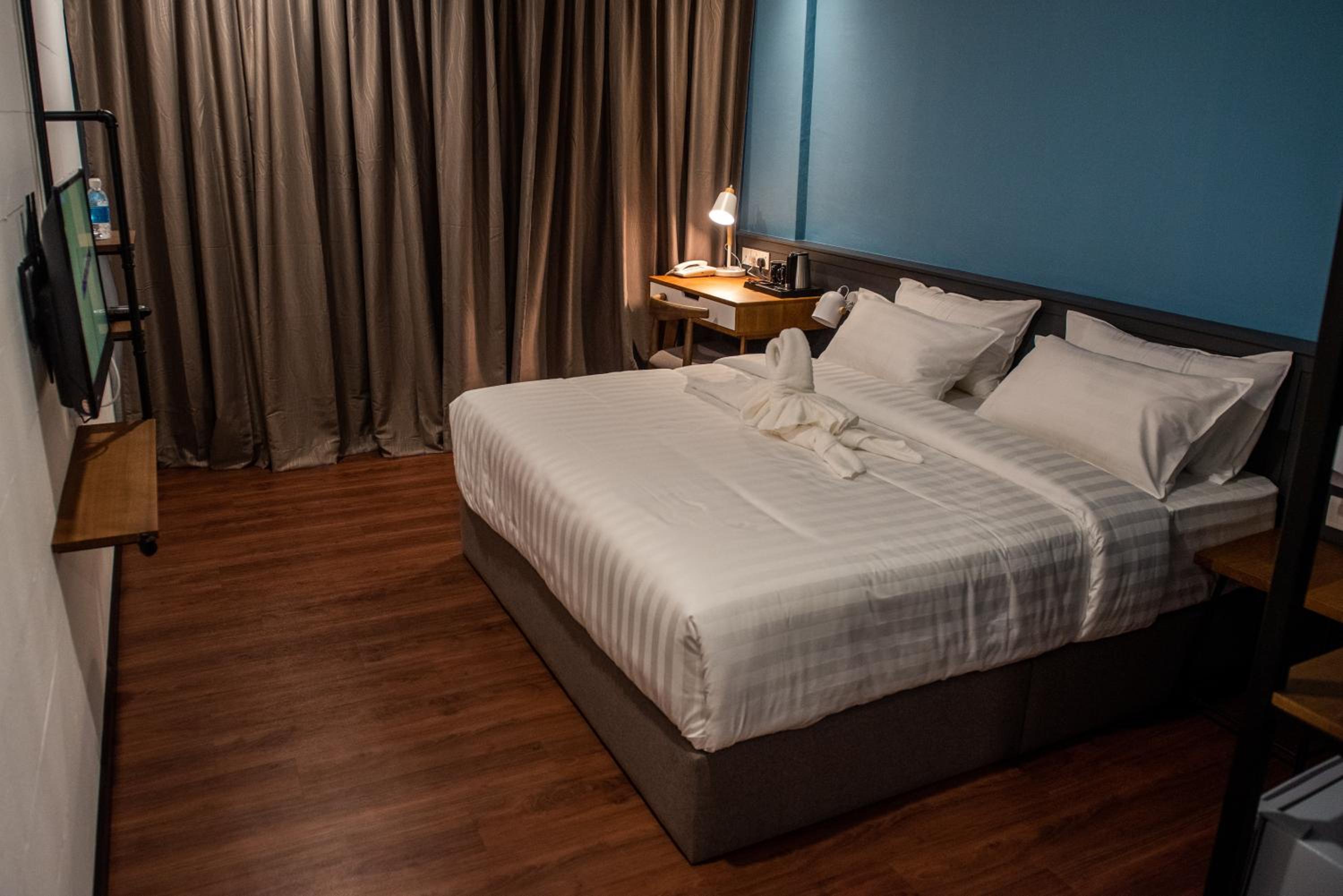 Deluxe King Room - Photo 2