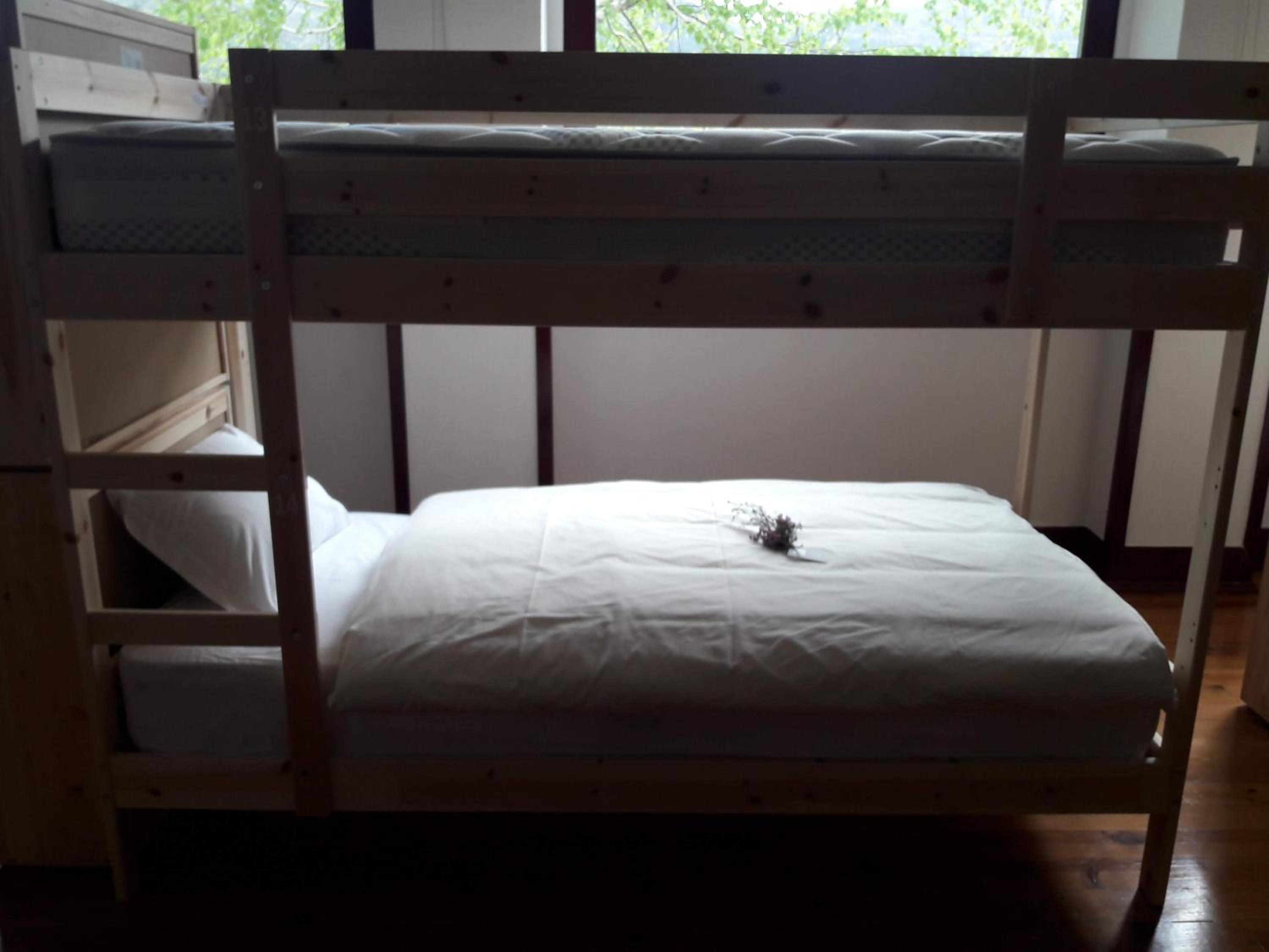 Cama individual em Quarto Dormitório de 10 camas.