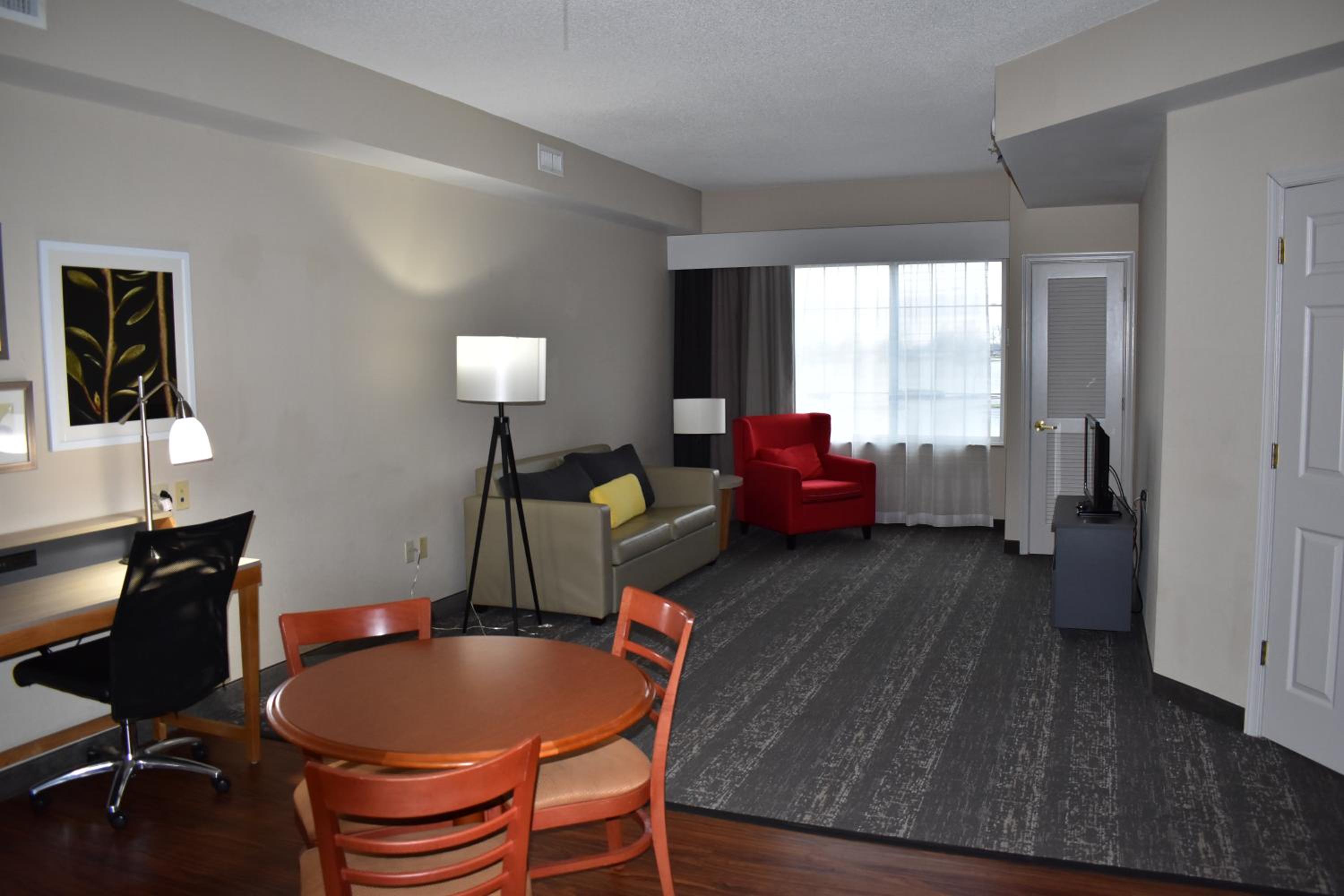 King Studio Suite with Whirlpool - Non-Smoking - Photo 1