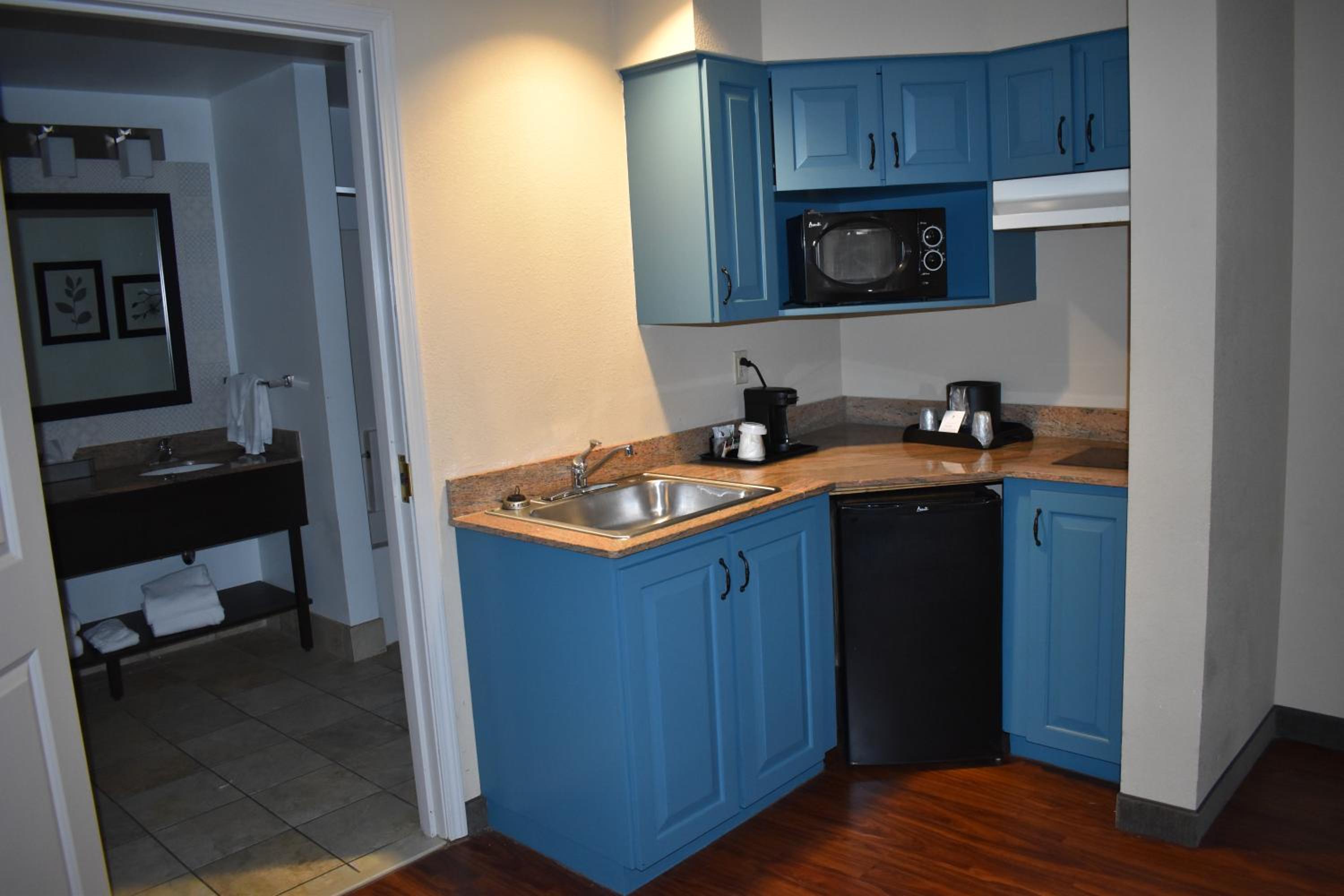 King Studio Suite with Whirlpool - Non-Smoking - Photo 2