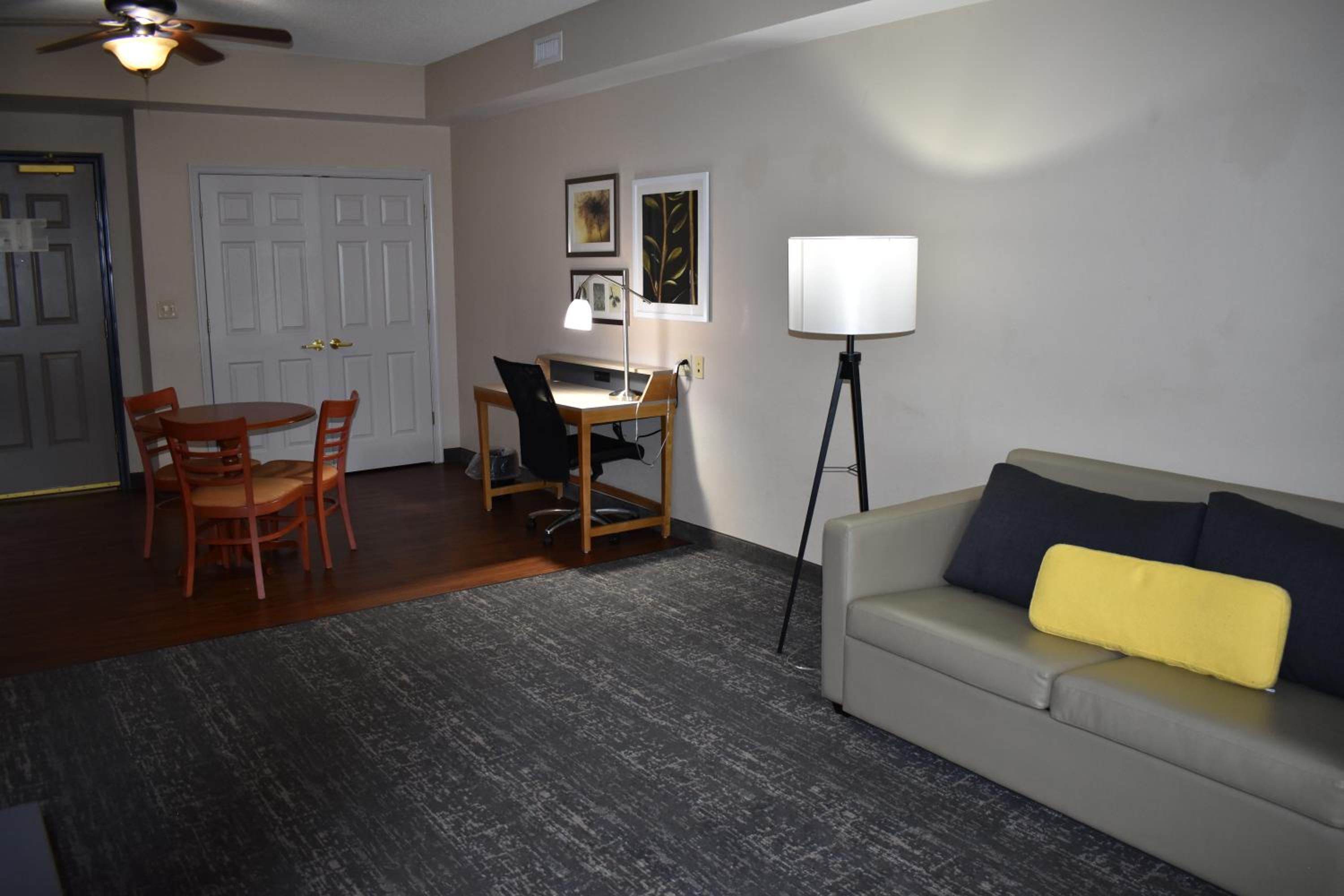 King Studio Suite with Whirlpool - Non-Smoking - Photo 5