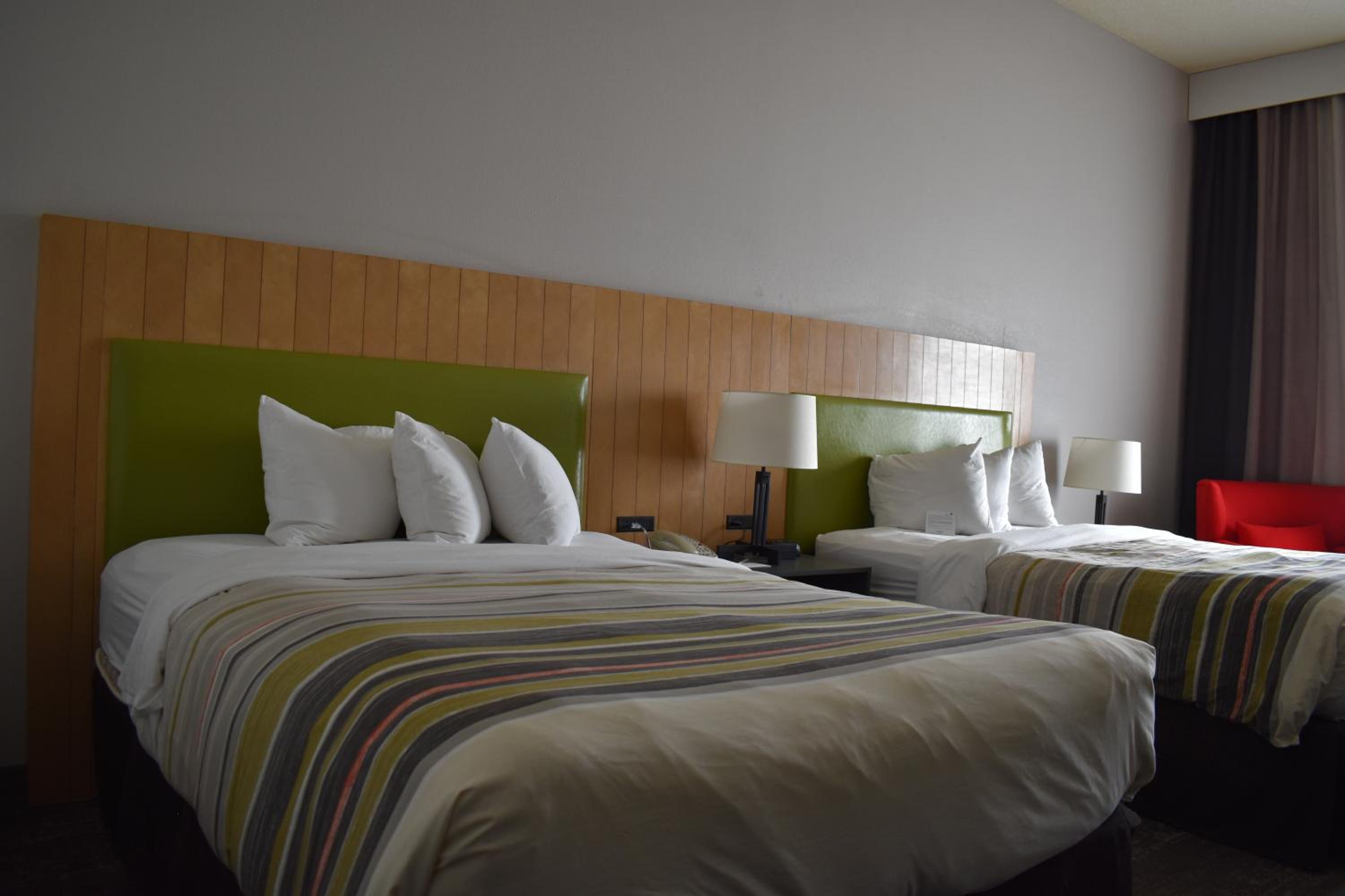 Queen Room with Two Queen Beds - Non-Smoking - Photo 7