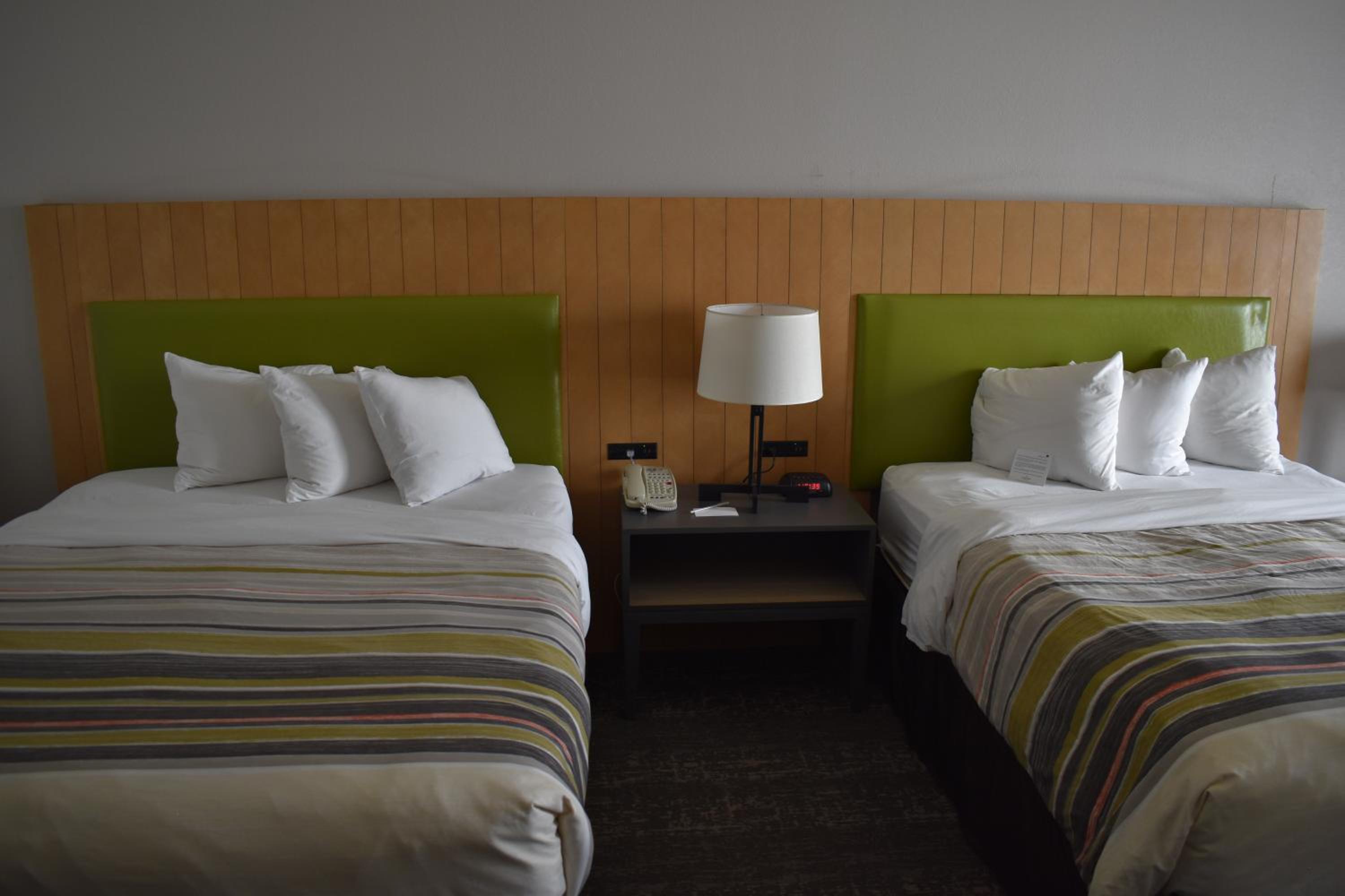 Queen Room with Two Queen Beds - Non-Smoking - Photo 3