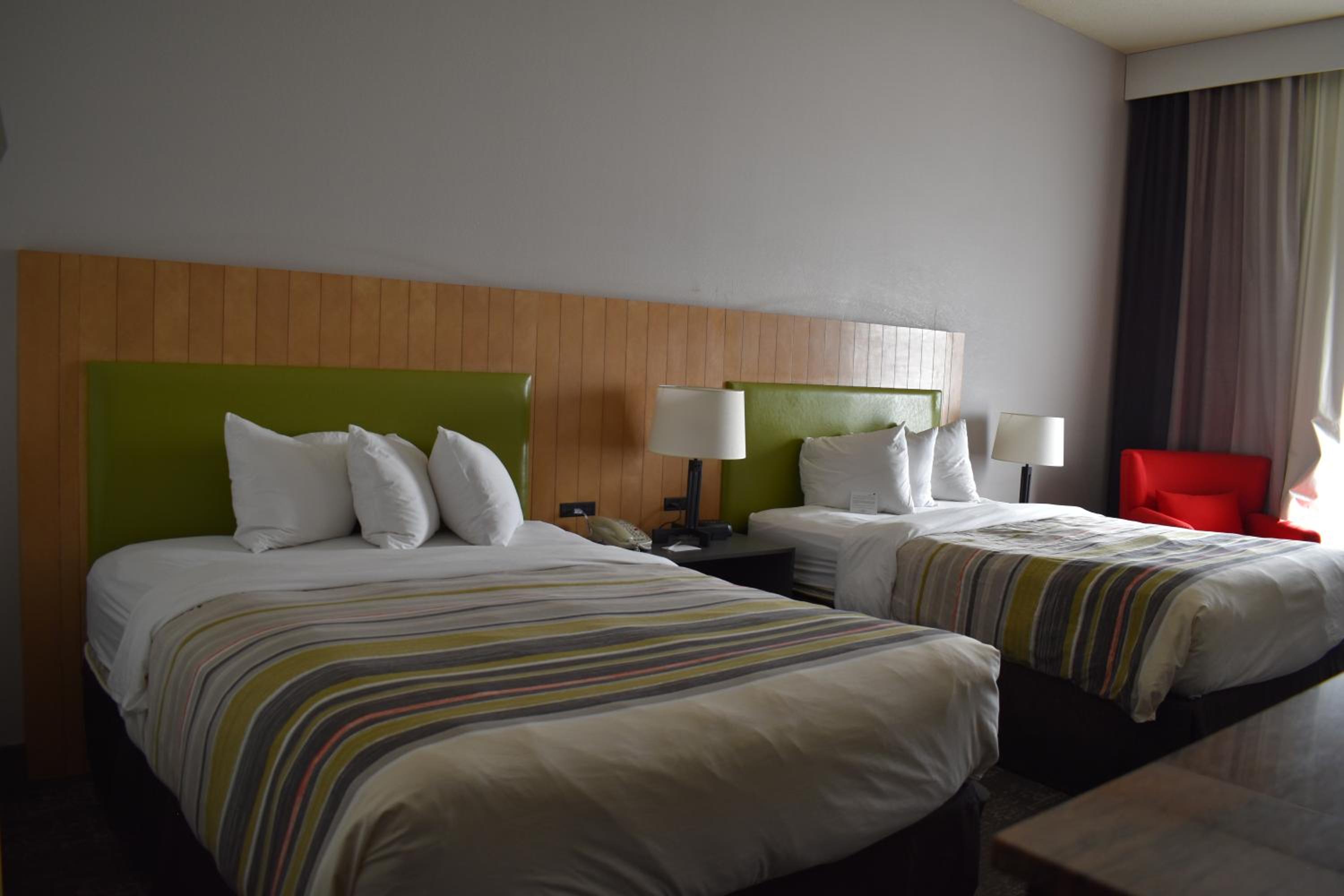 Queen Room with Two Queen Beds - Non-Smoking - Photo 9