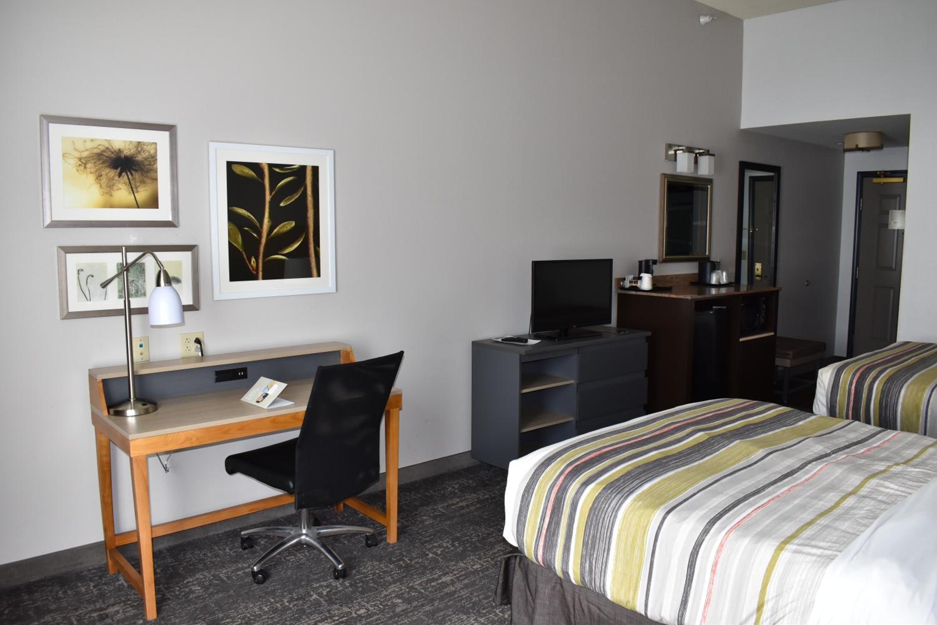 Queen Room with Two Queen Beds - Non-Smoking - Photo 5
