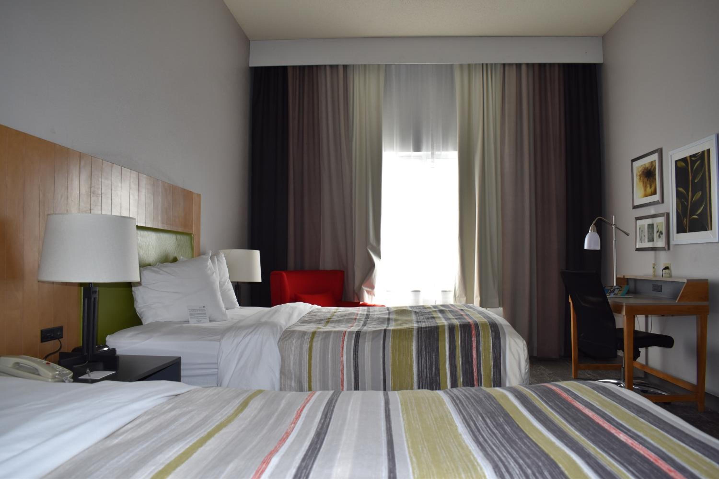 Queen Room with Two Queen Beds - Non-Smoking - Photo 4