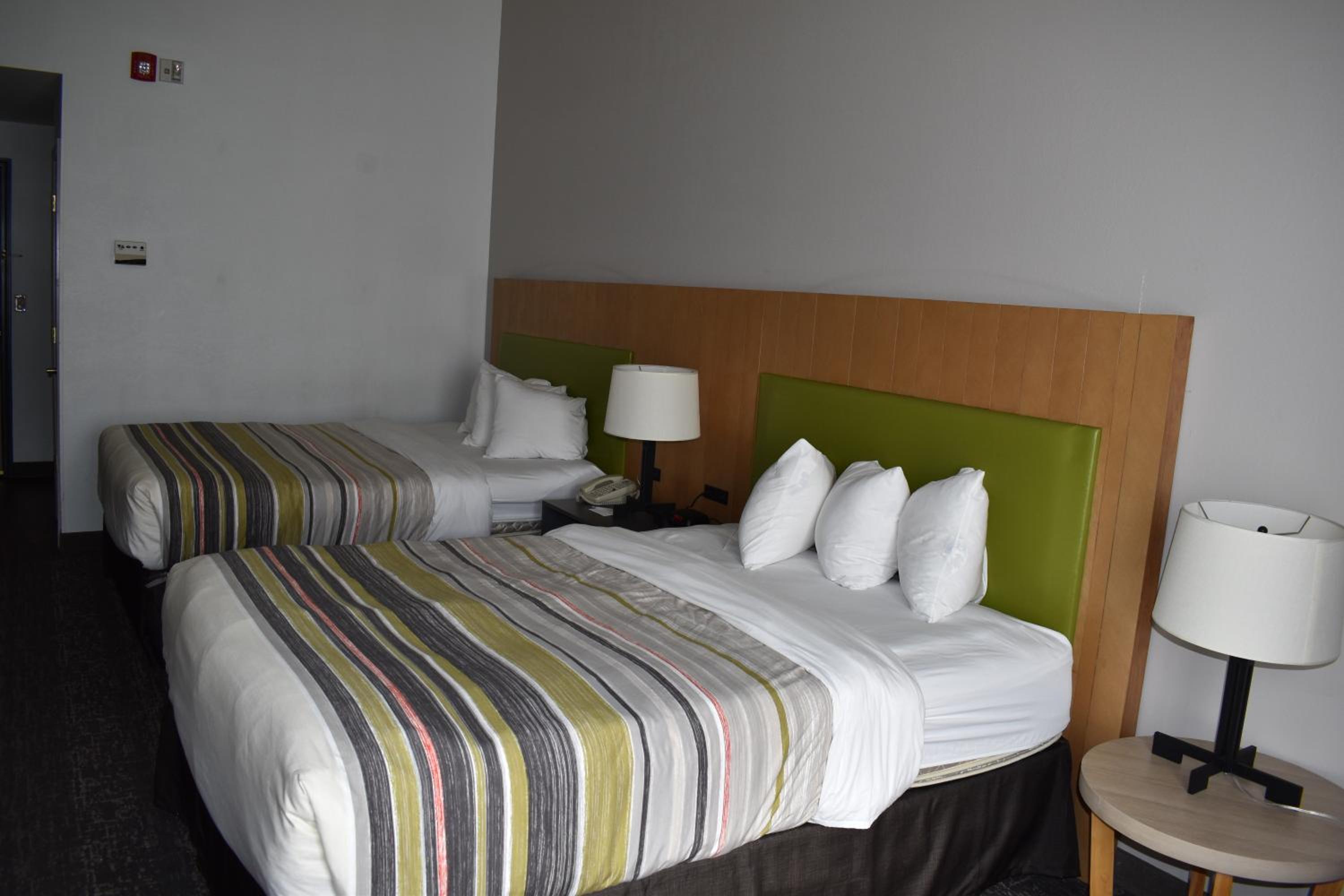 Queen Room with Two Queen Beds - Non-Smoking - Photo 6