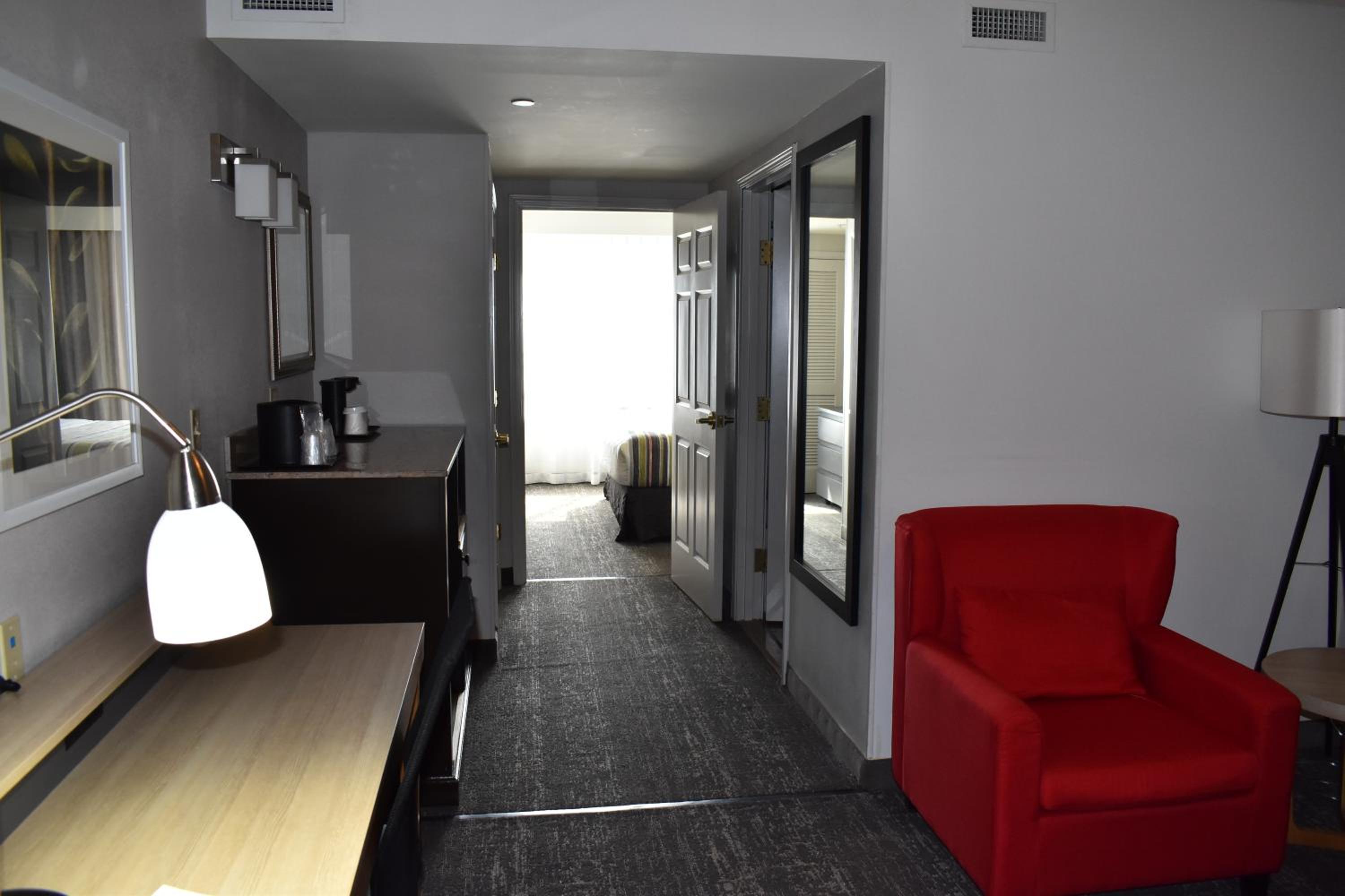 One-Bedroom King Suite - Non-Smoking - Photo 2