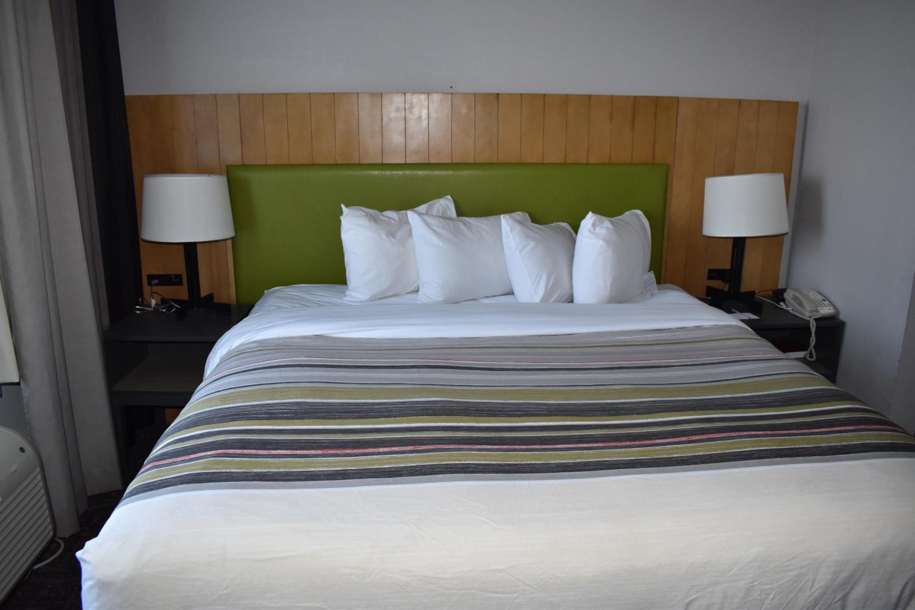 One-Bedroom King Suite - Non-Smoking - Photo 4