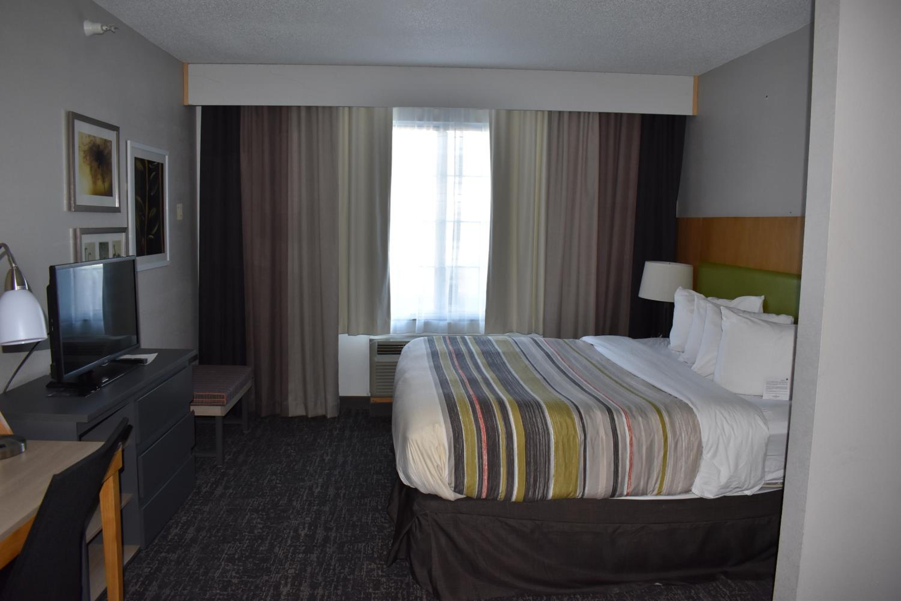 King Room - Non-Smoking - Photo 2
