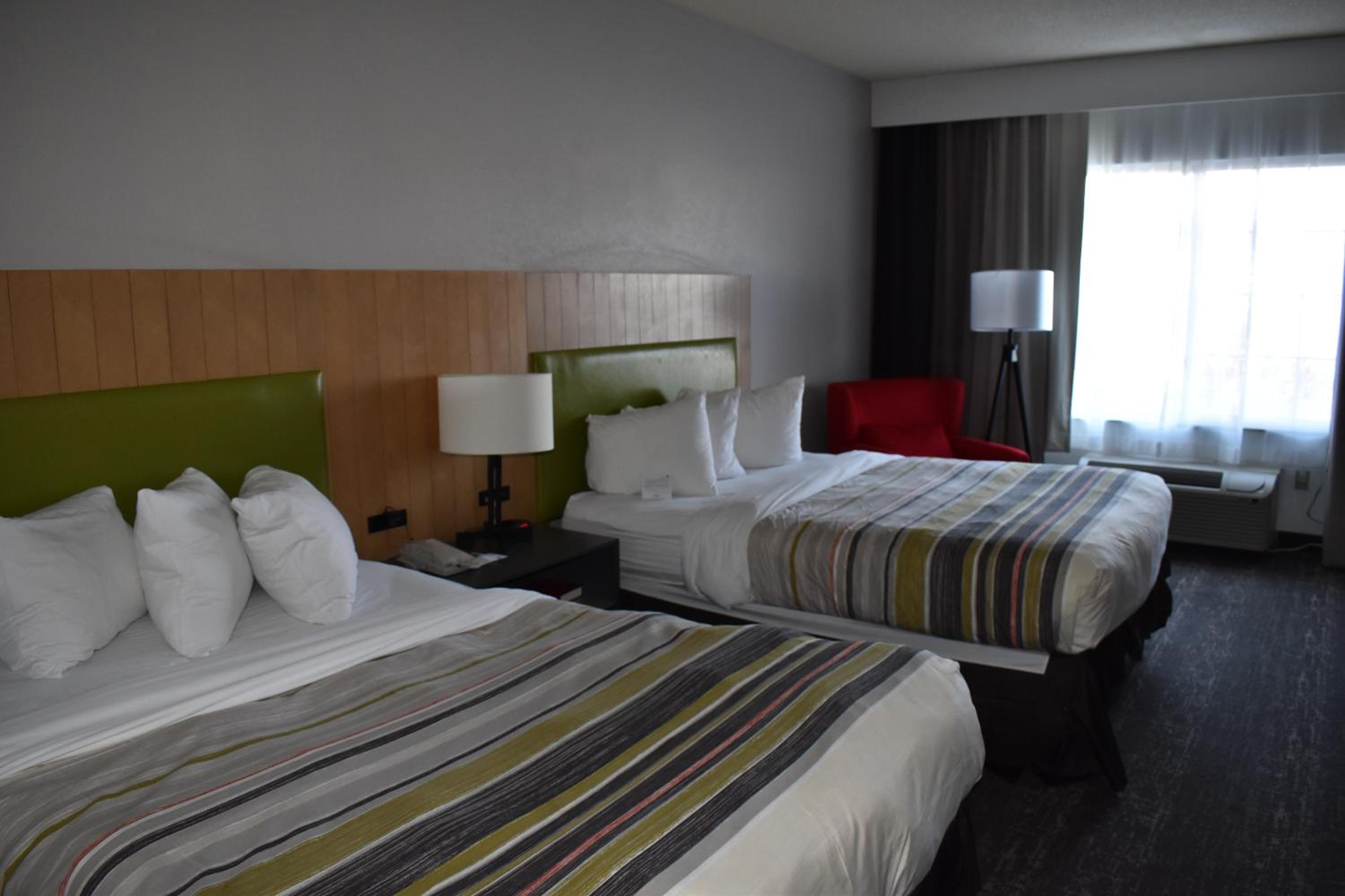 Queen Room with Two Queen Beds - Non-Smoking - Photo 2