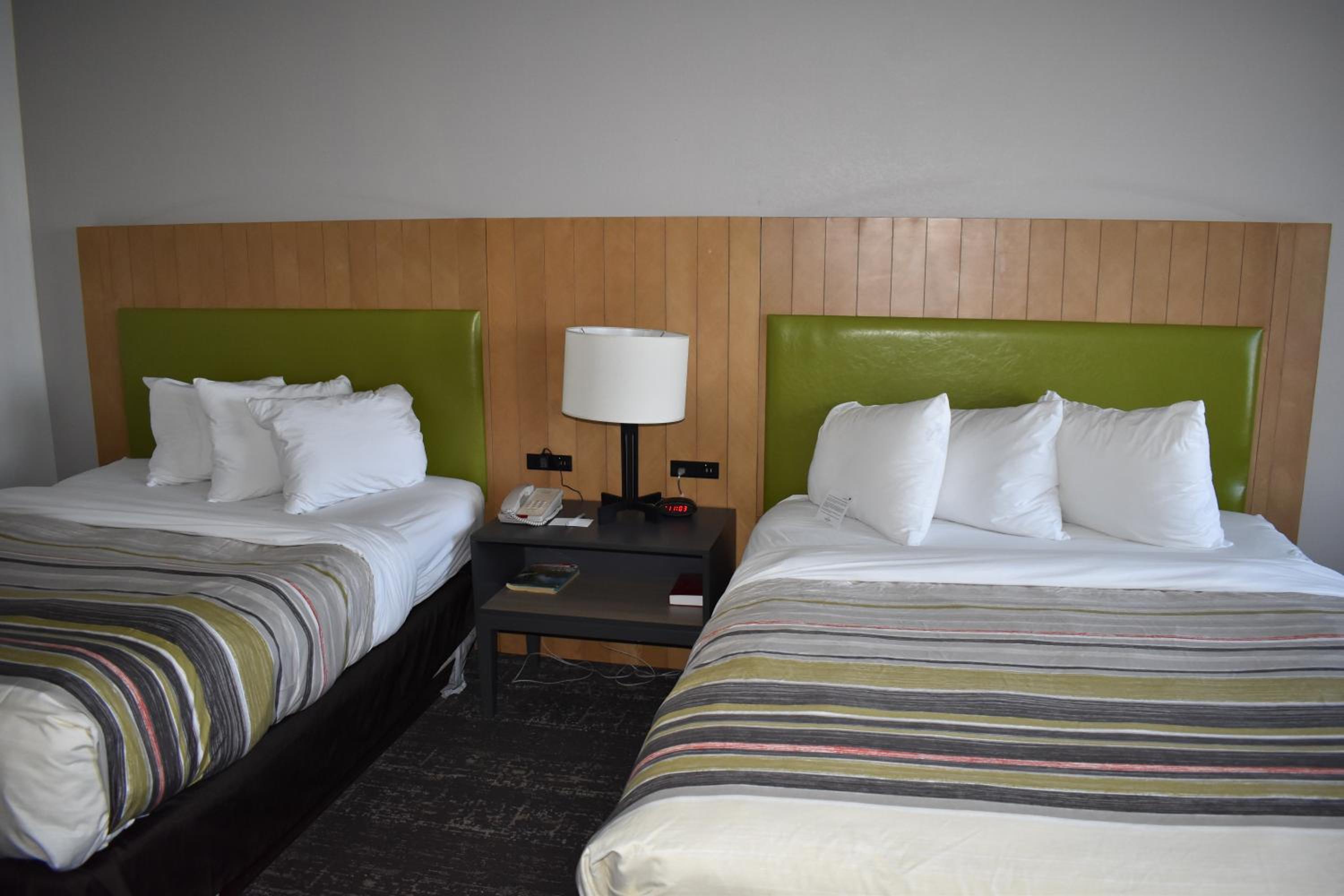 Queen Room with Two Queen Beds - Non-Smoking - Photo 8