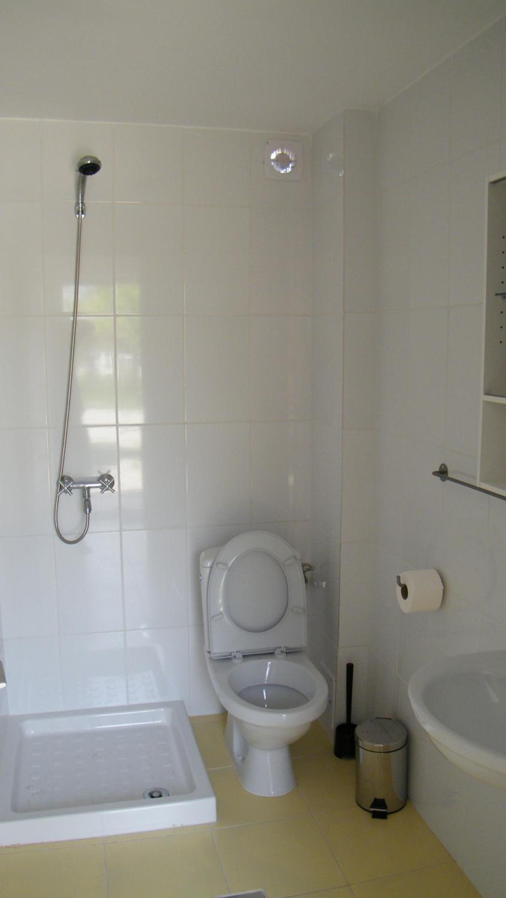 Budget Double Room - Photo 9