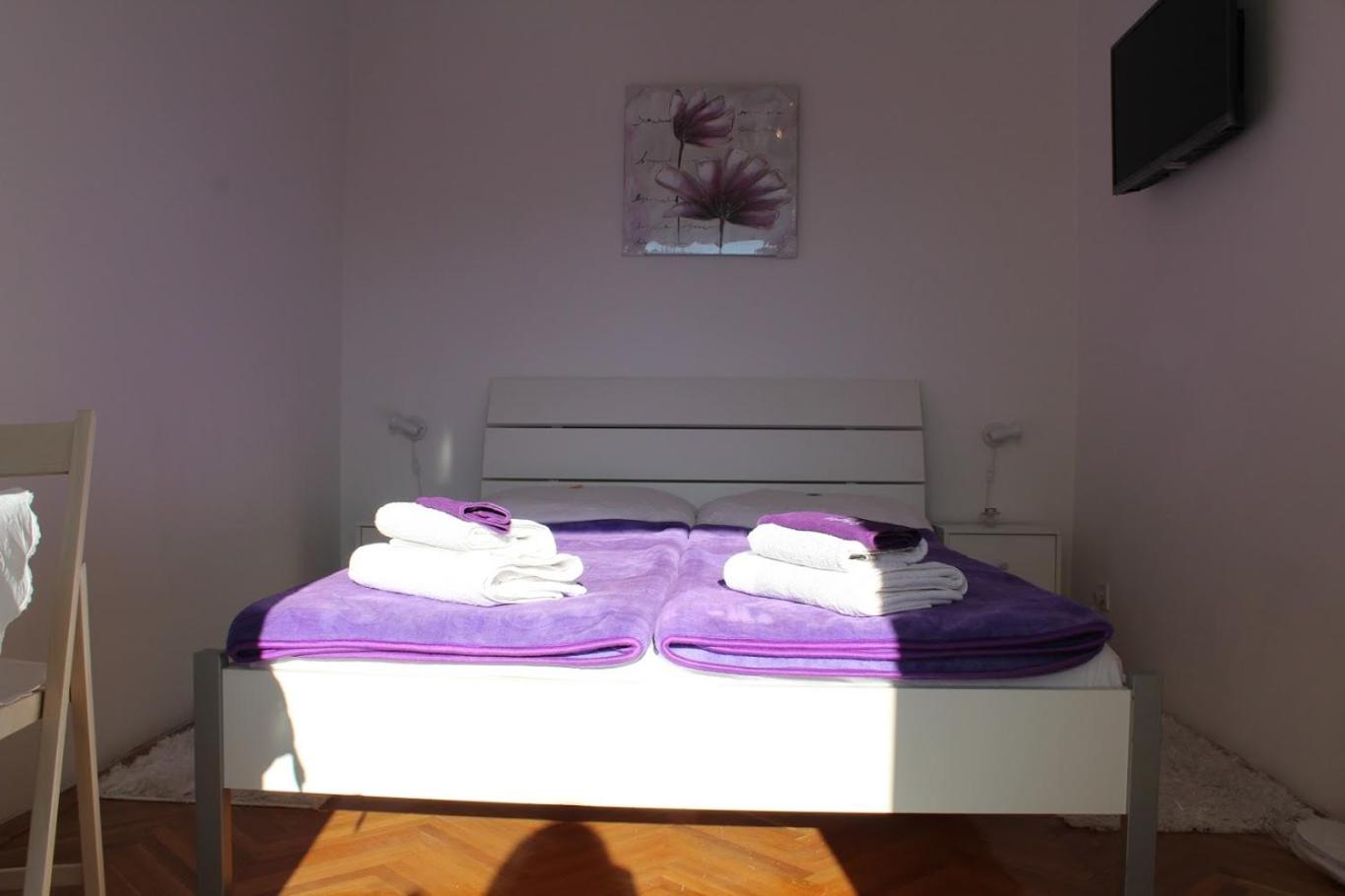 Double Room with Balcony and Shared Bathroom photo 2