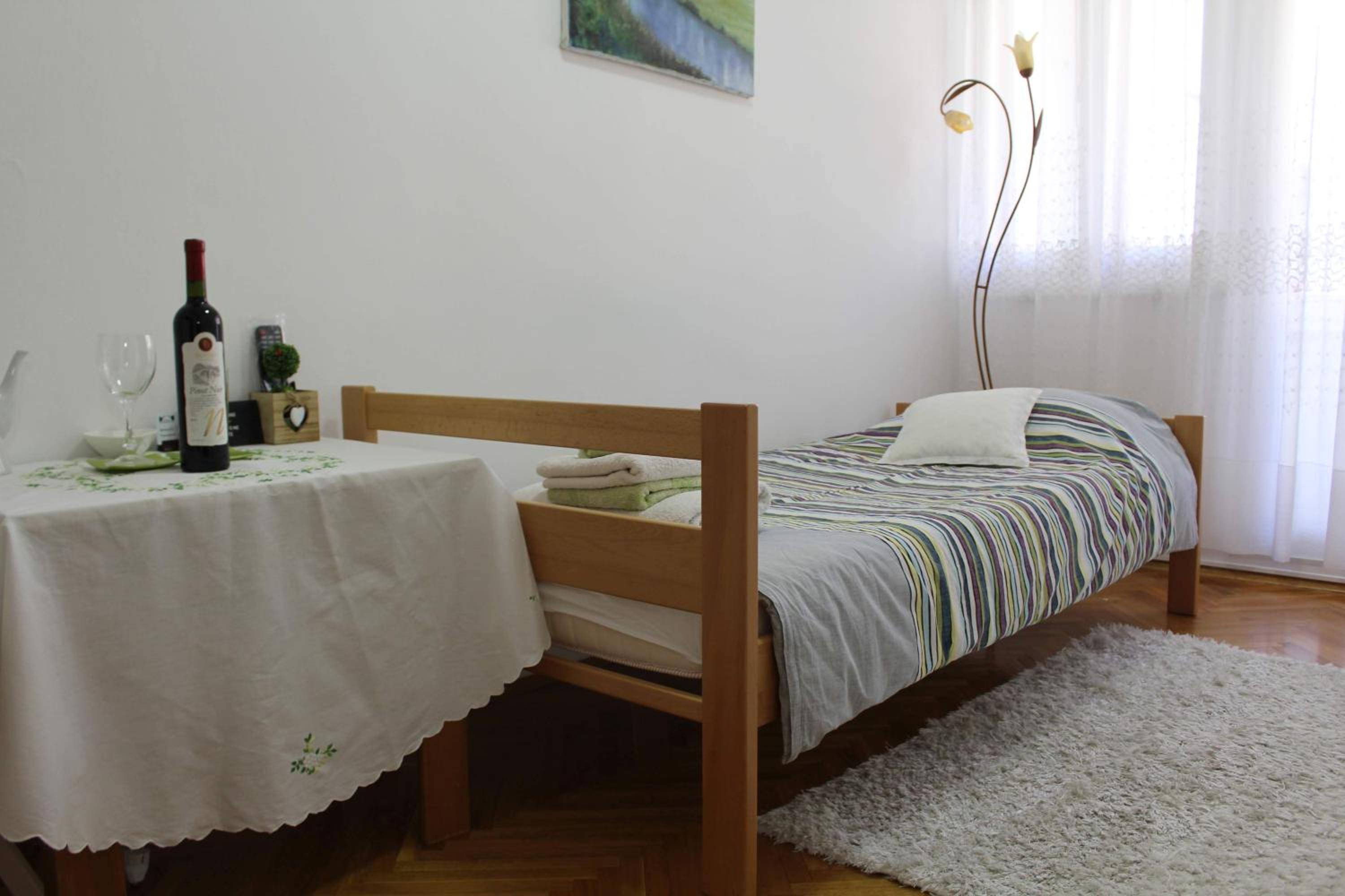 Single Room with Balcony and shared bathroom photo 3