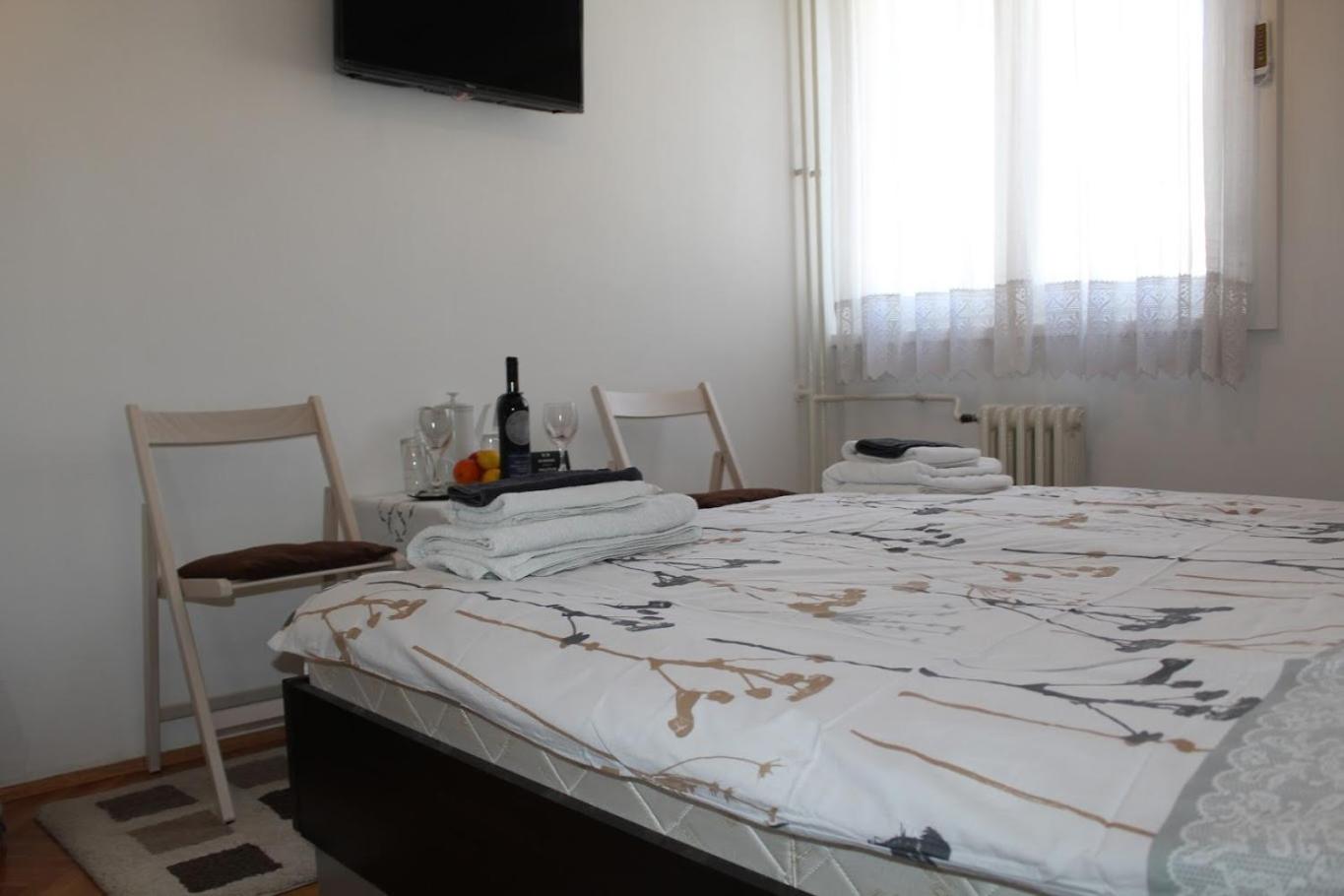 Double Room with Shared Bathroom photo 2
