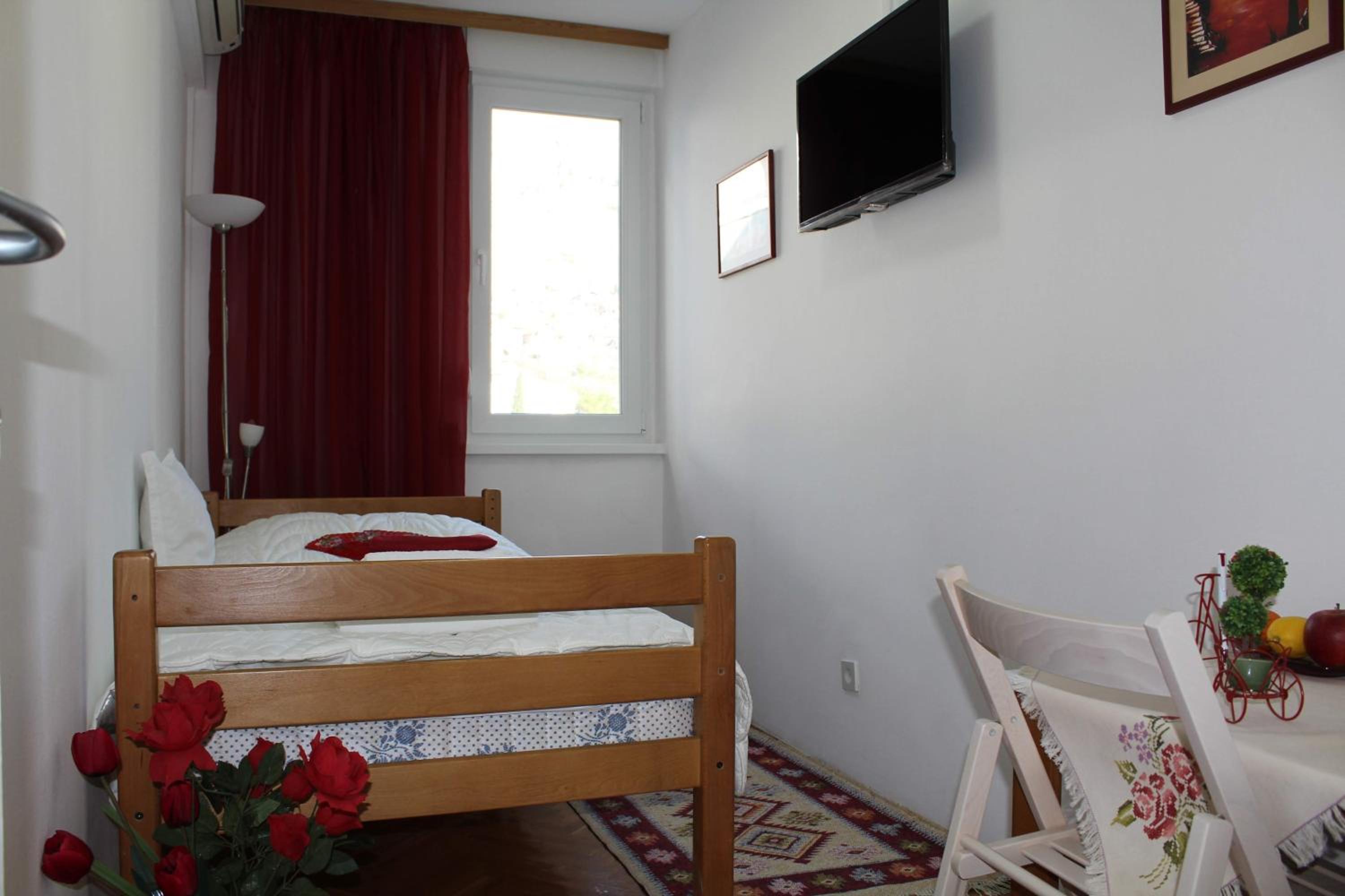 Single Room with Shared Bathroom photo 2
