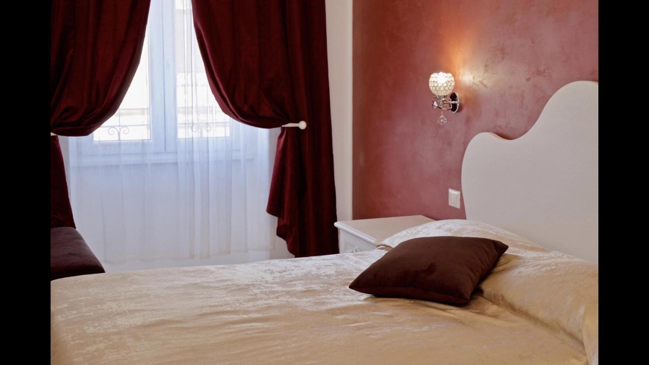 Deluxe Room - Photo 1