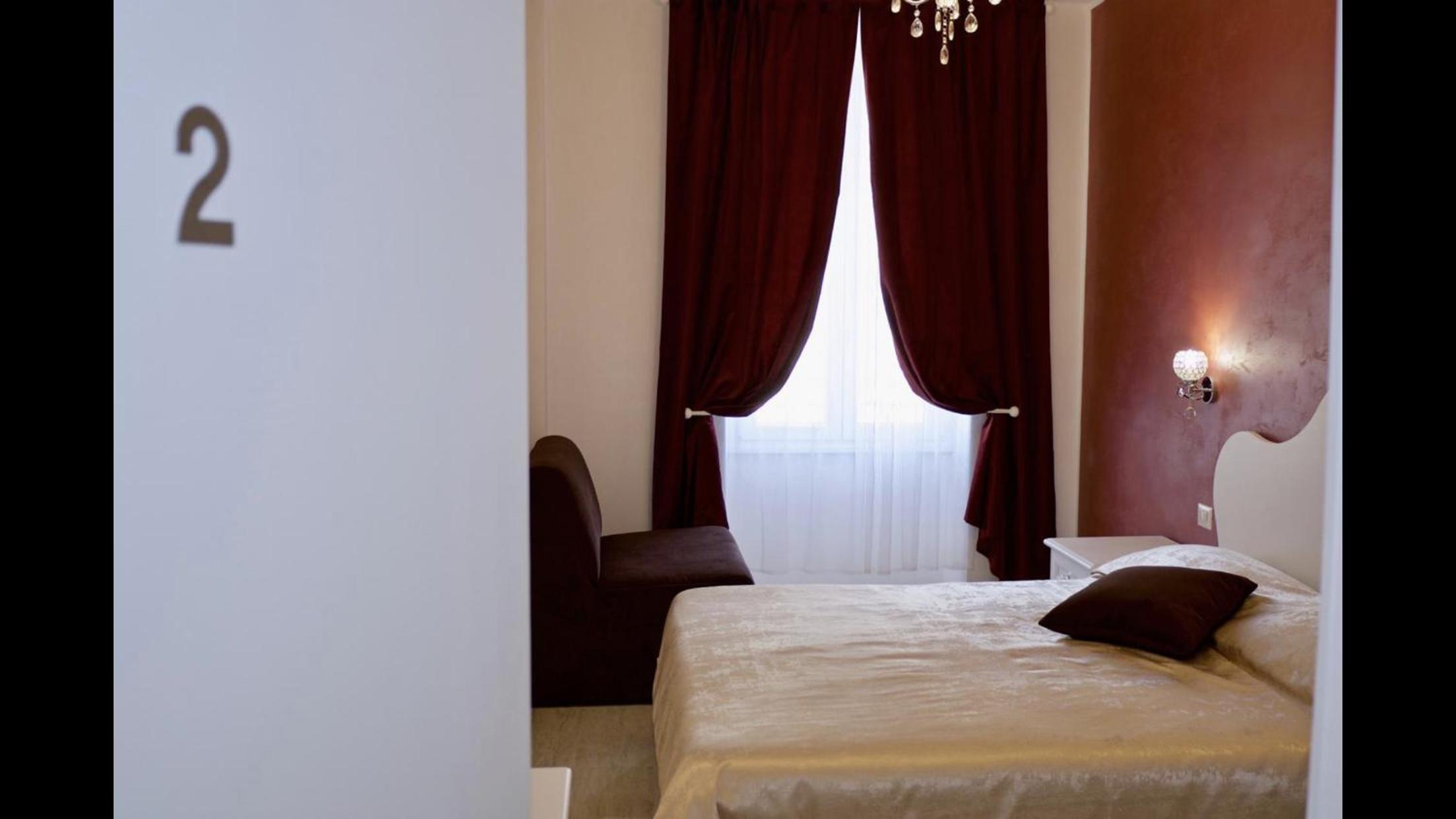 Deluxe Room - Photo 11