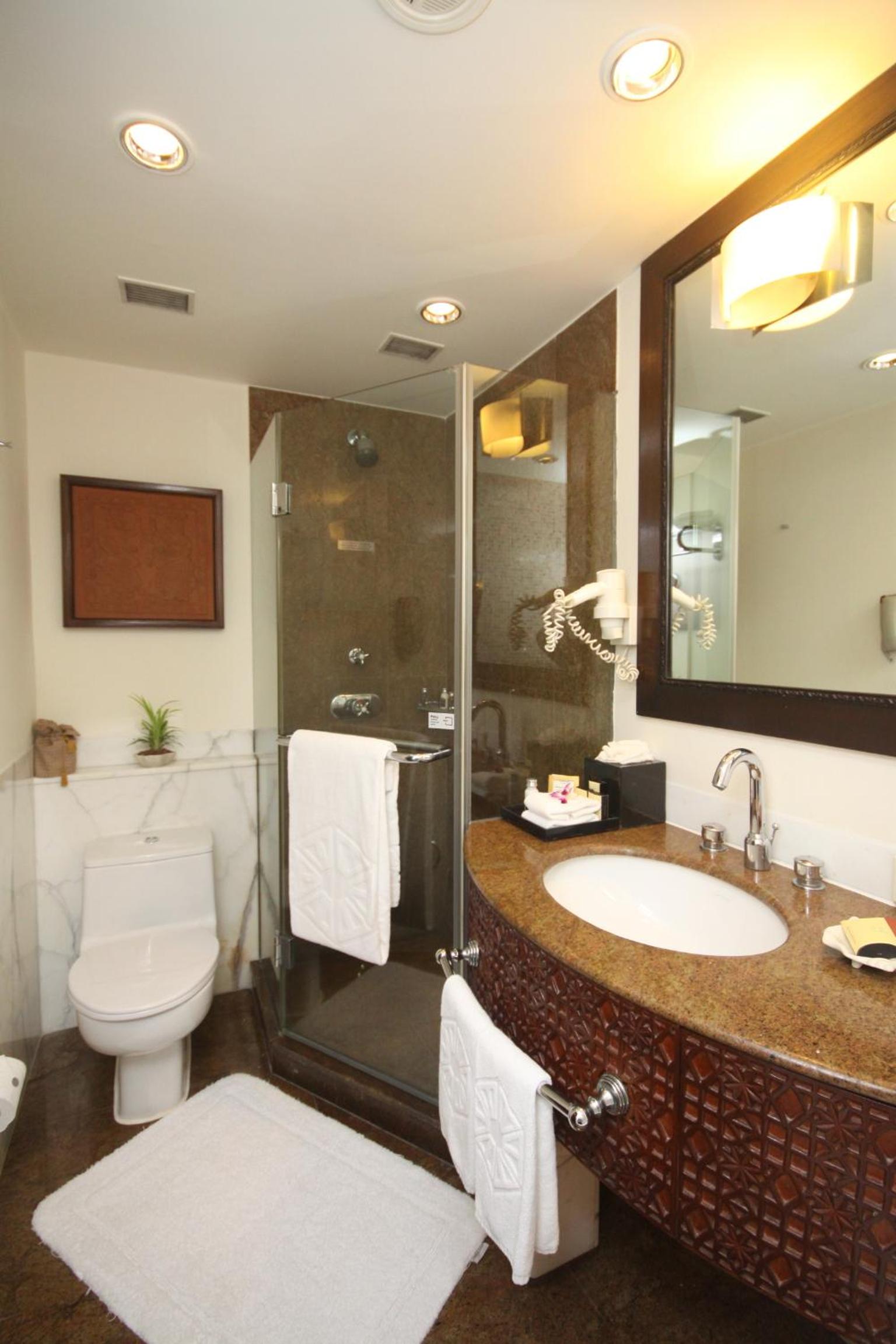 Taj Club with one way airport transfers and Lounge access