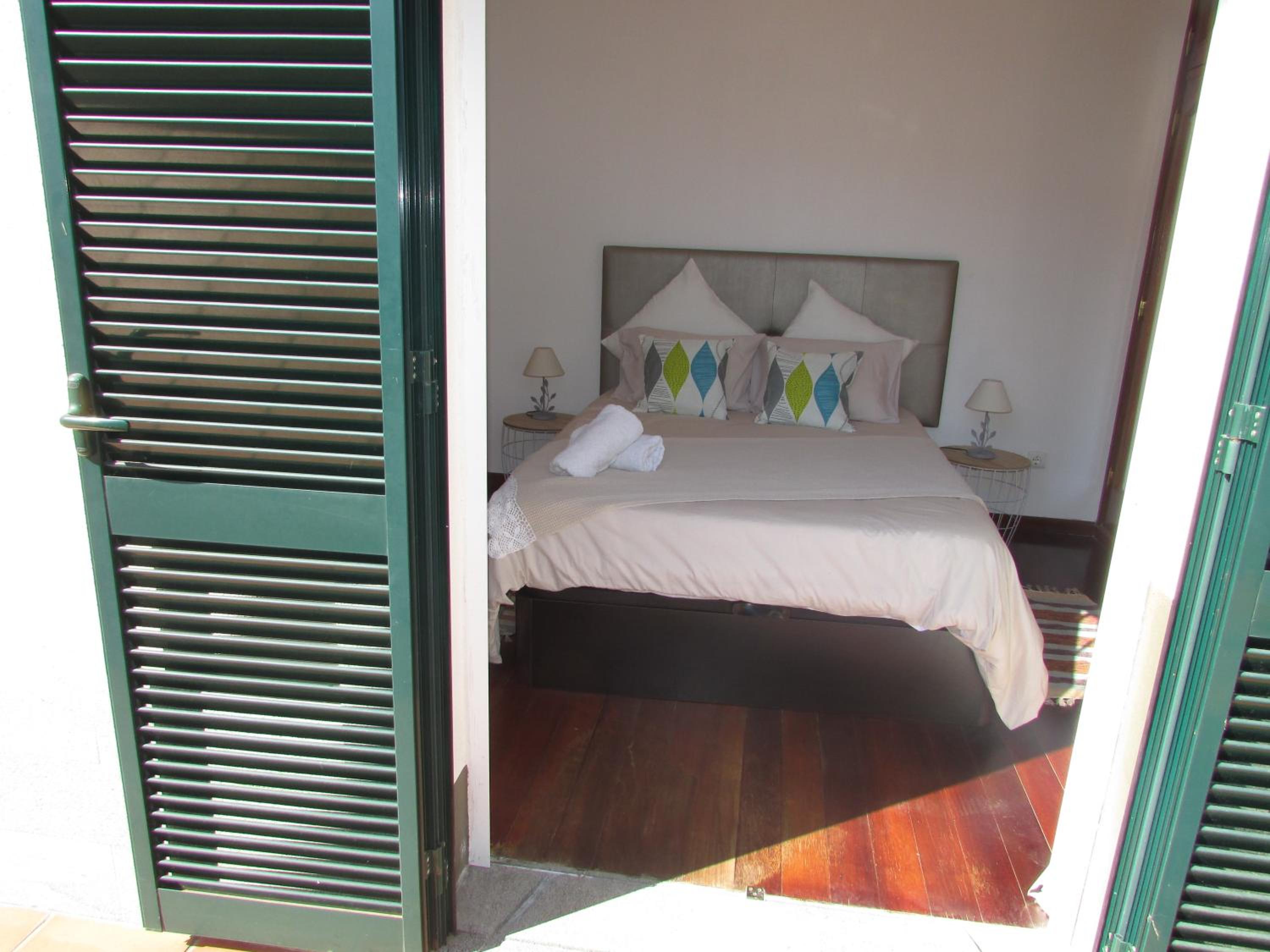 Apartment with Mountain View - Photo 4