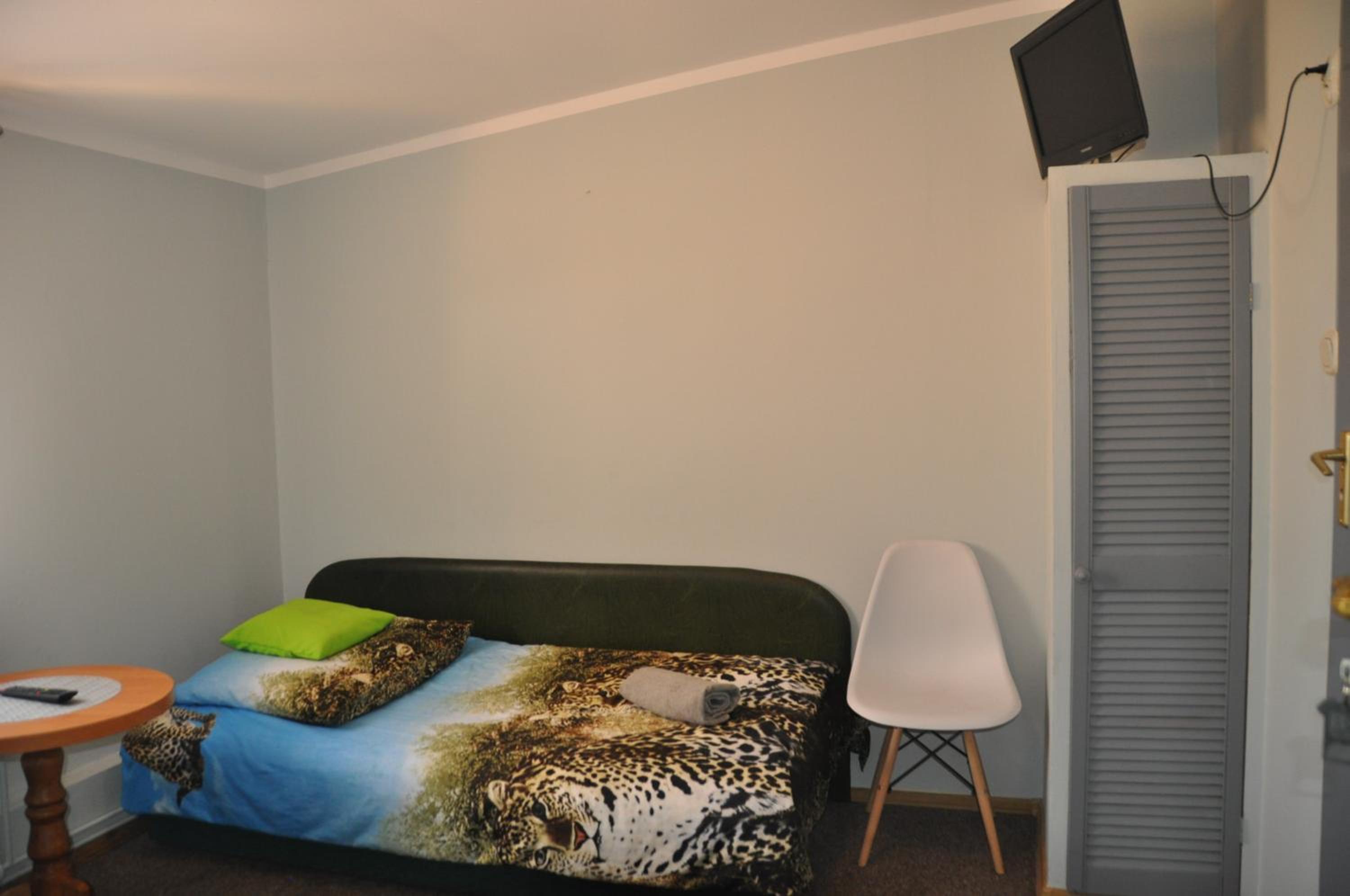 Twin Room with Bathroom - Photo 6