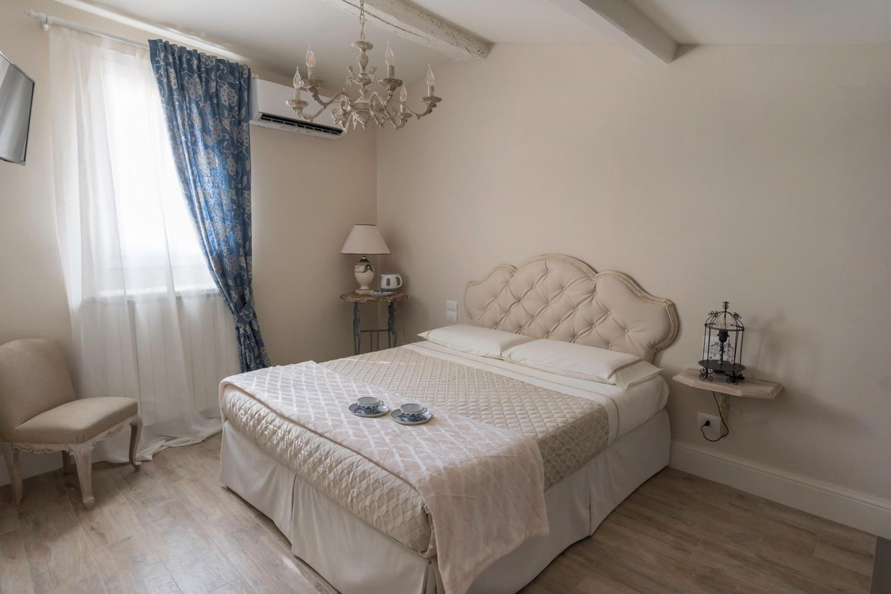 Deluxe King Room - Photo 9