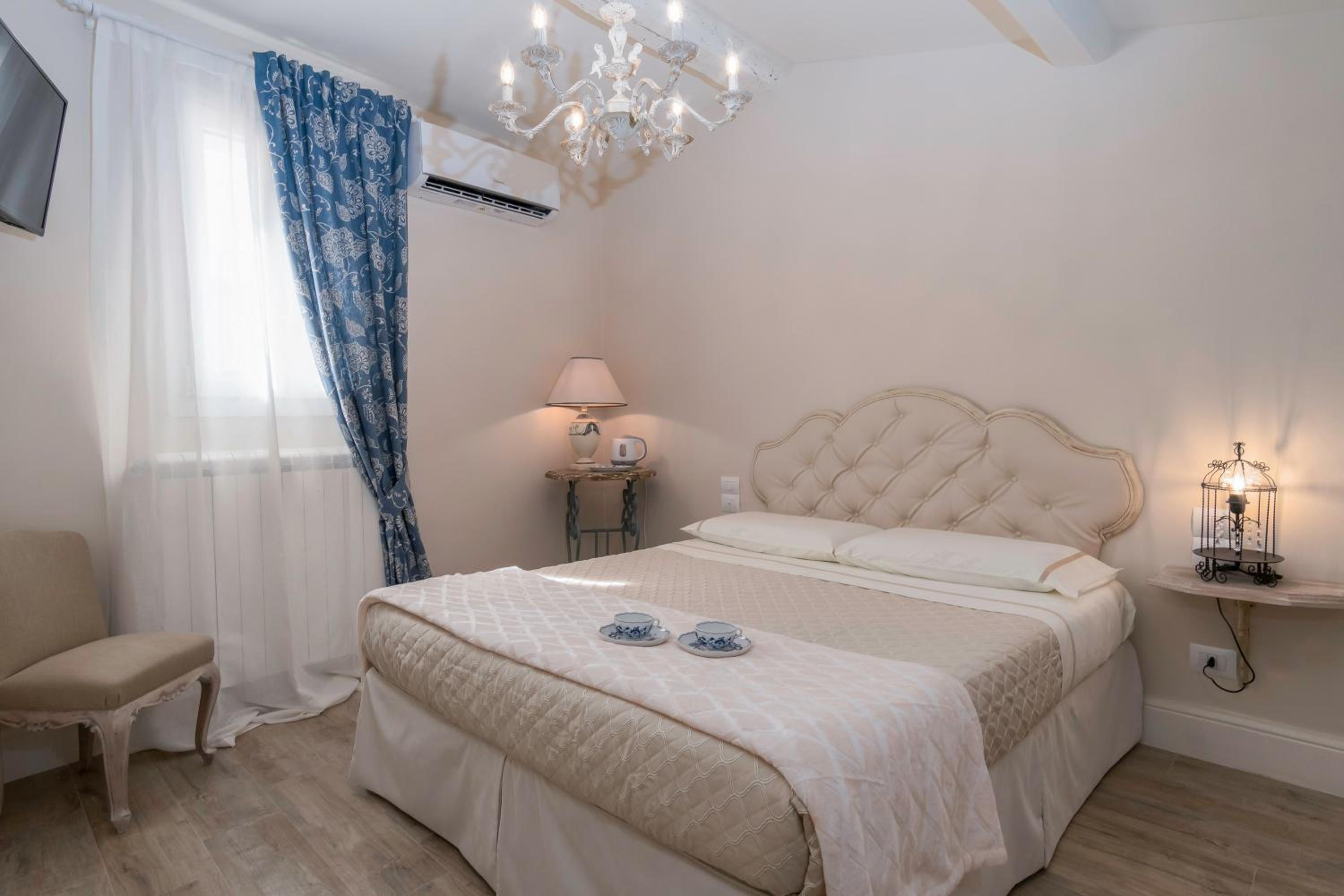 Deluxe King Room - Photo 1