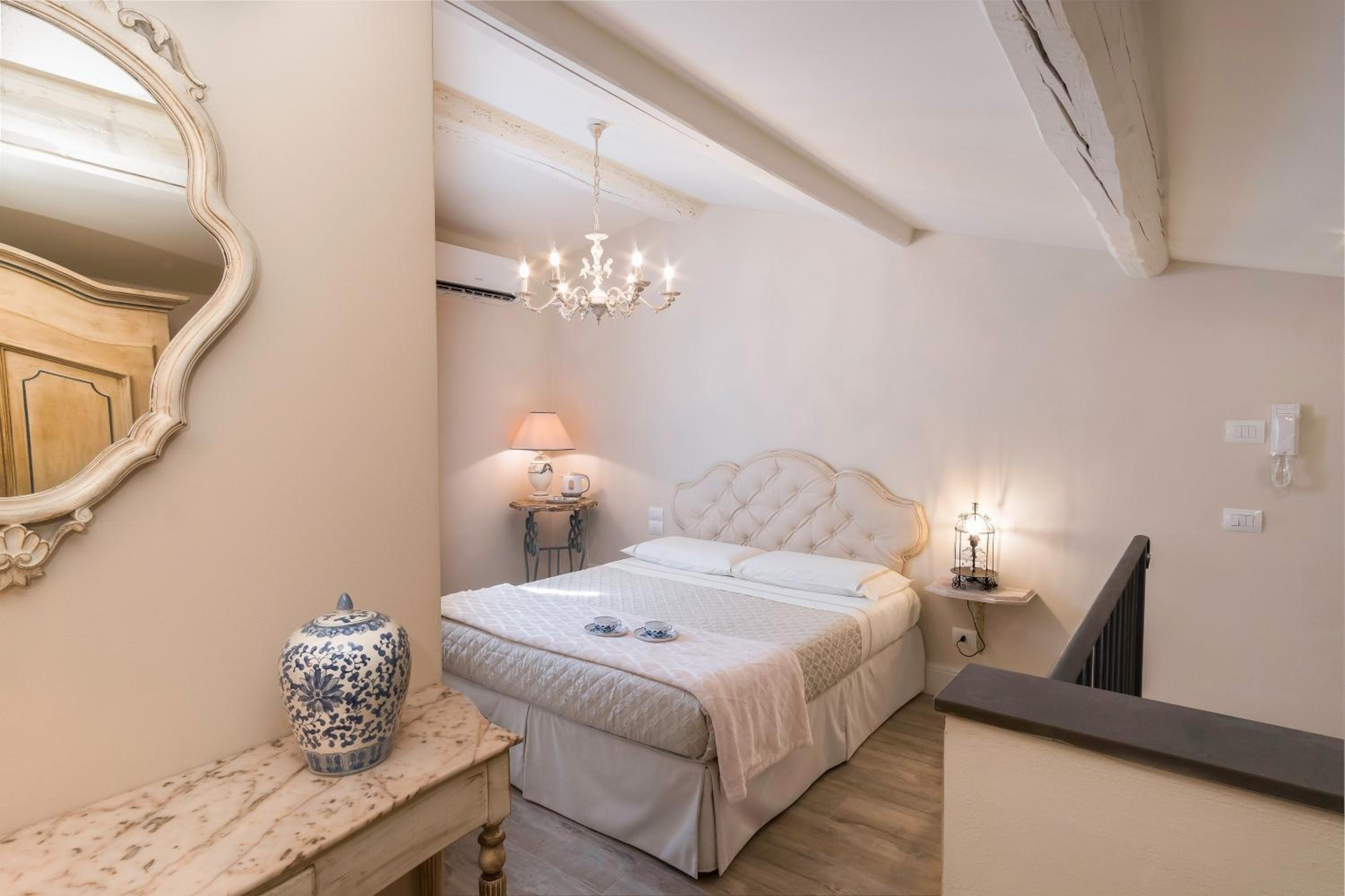 Deluxe King Room - Photo 2