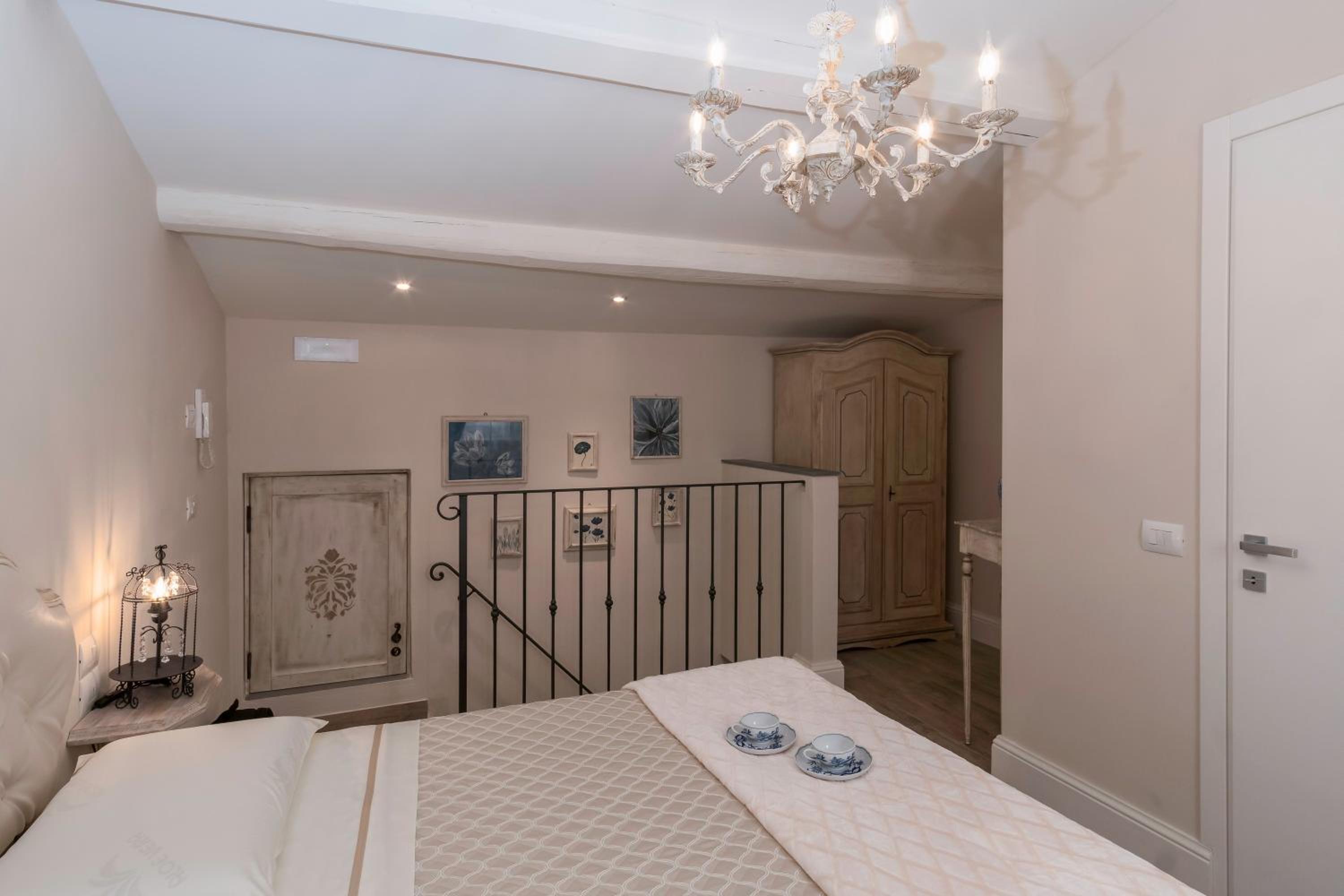 Deluxe King Room - Photo 3