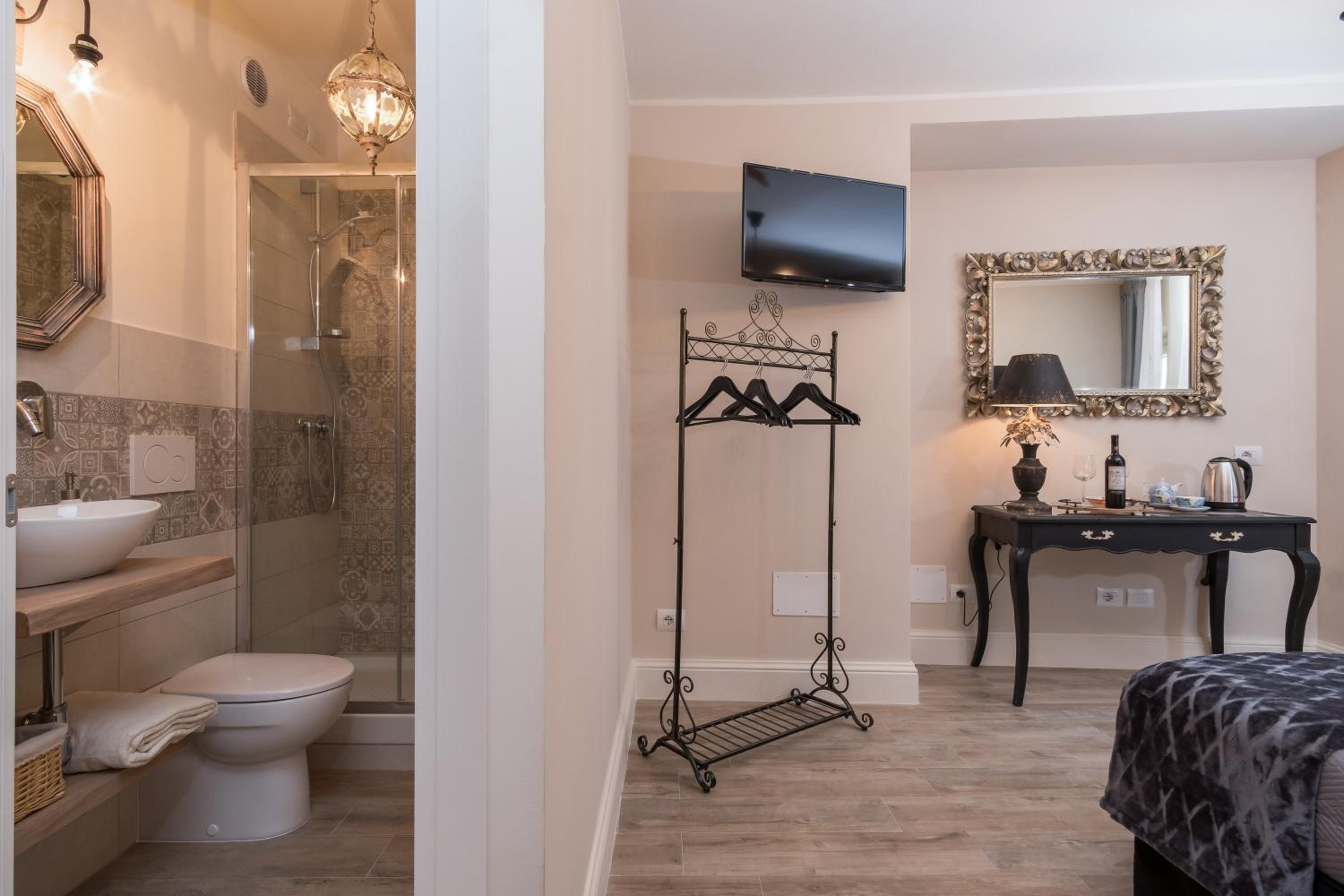 Deluxe King Room photo 3