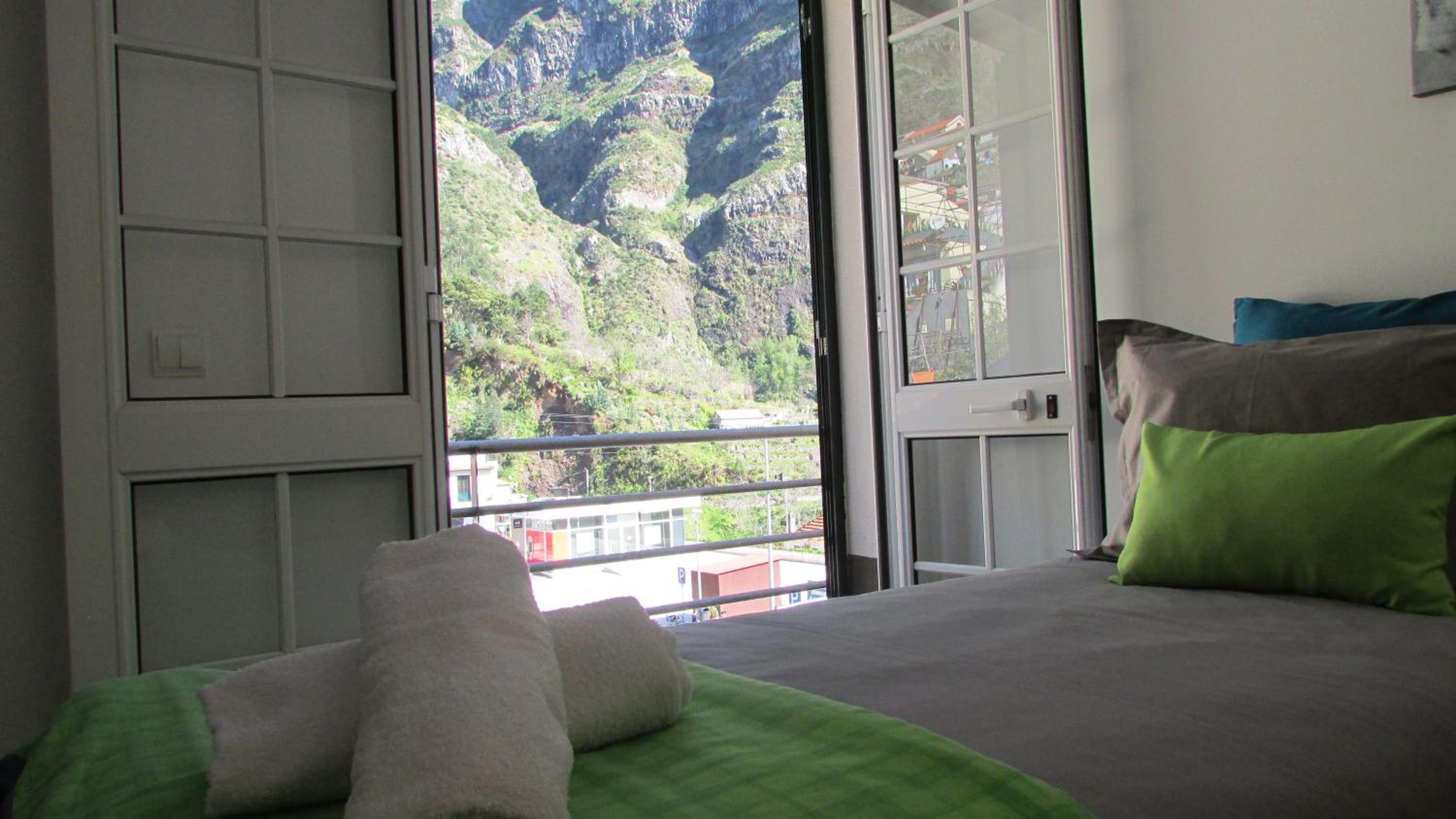 Apartment with Mountain View - Photo 10