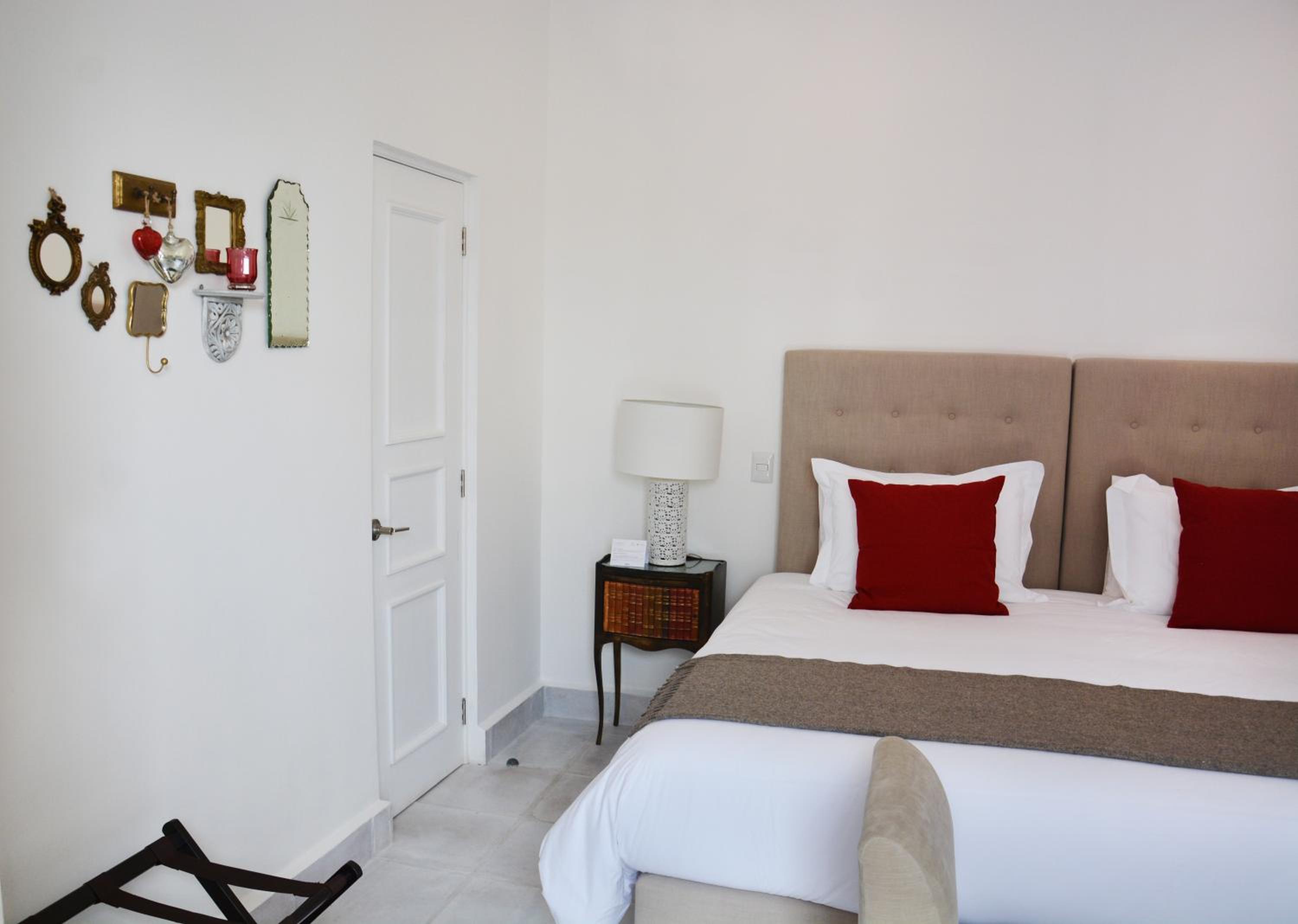 Deluxe King Room - Photo 7