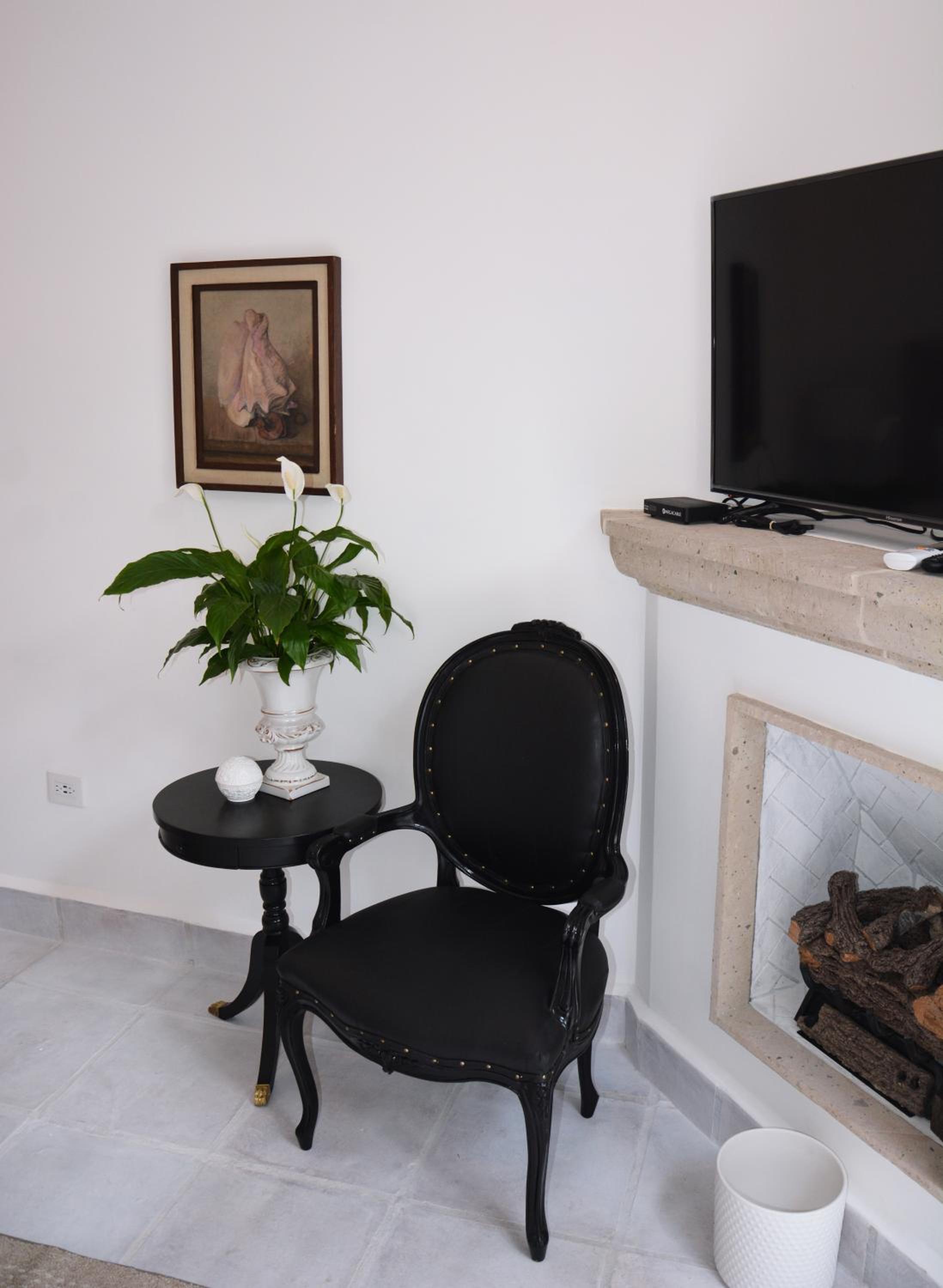Deluxe King Room - Photo 8