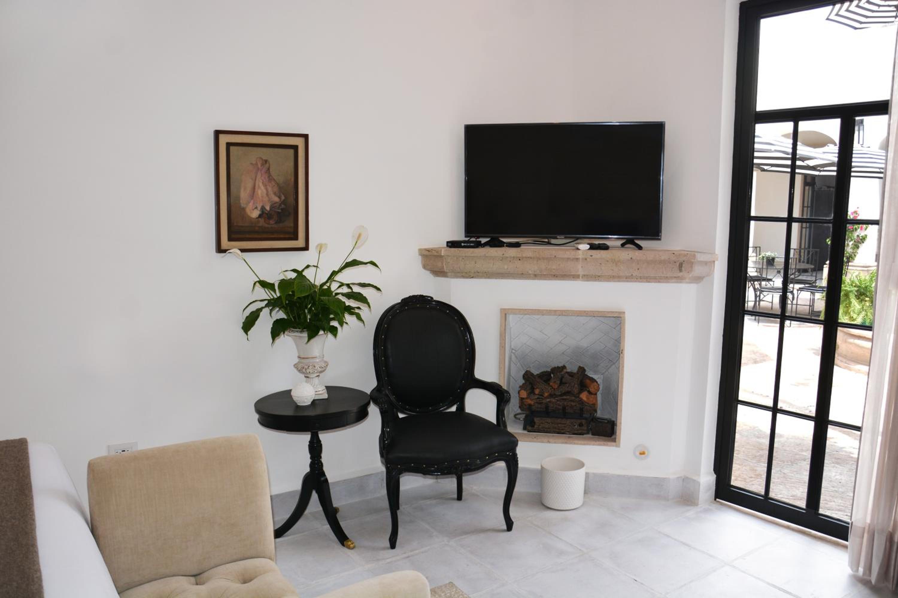 Deluxe King Room - Photo 9