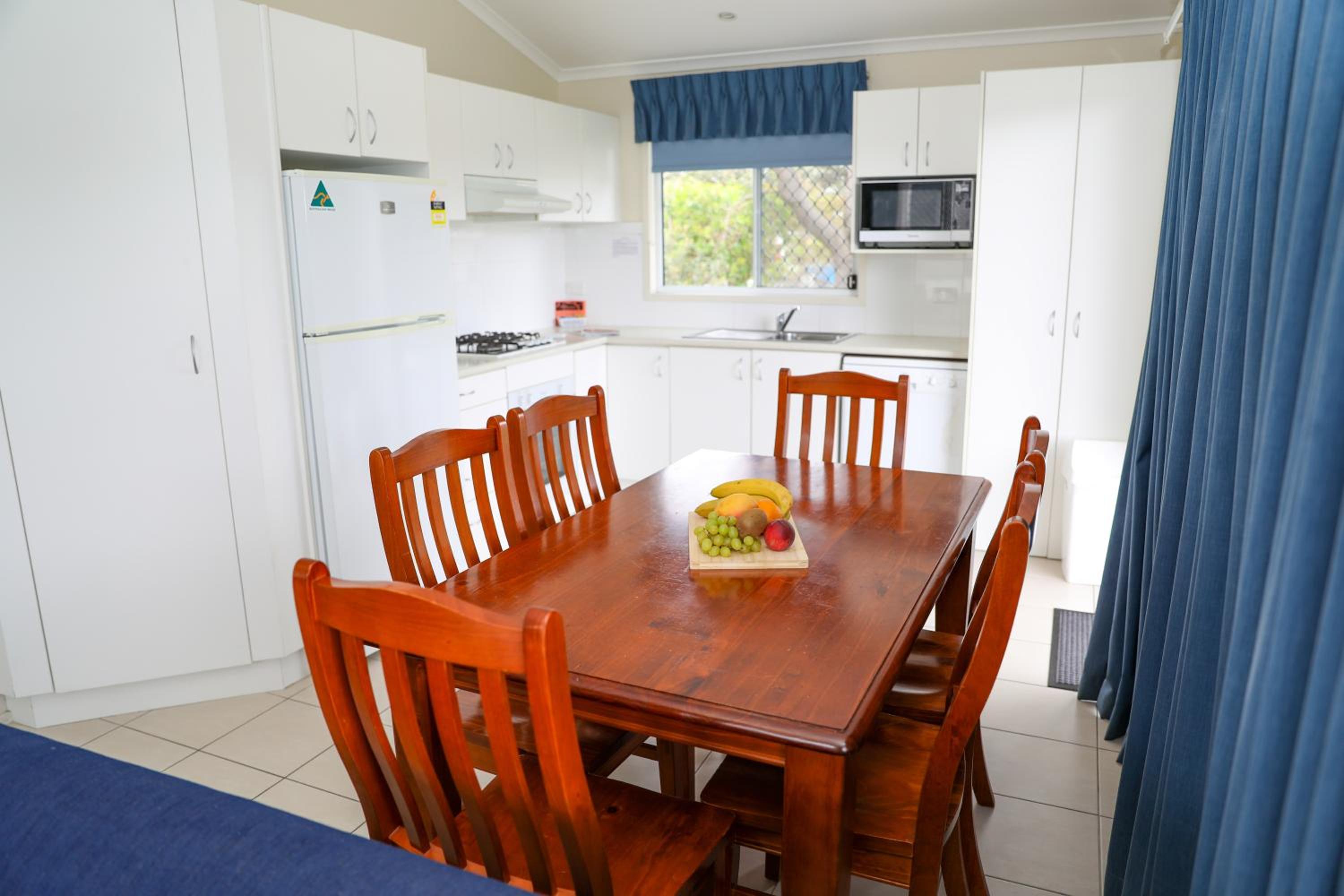Deluxe Three-Bedroom Cabin - 6 Berth photo 2