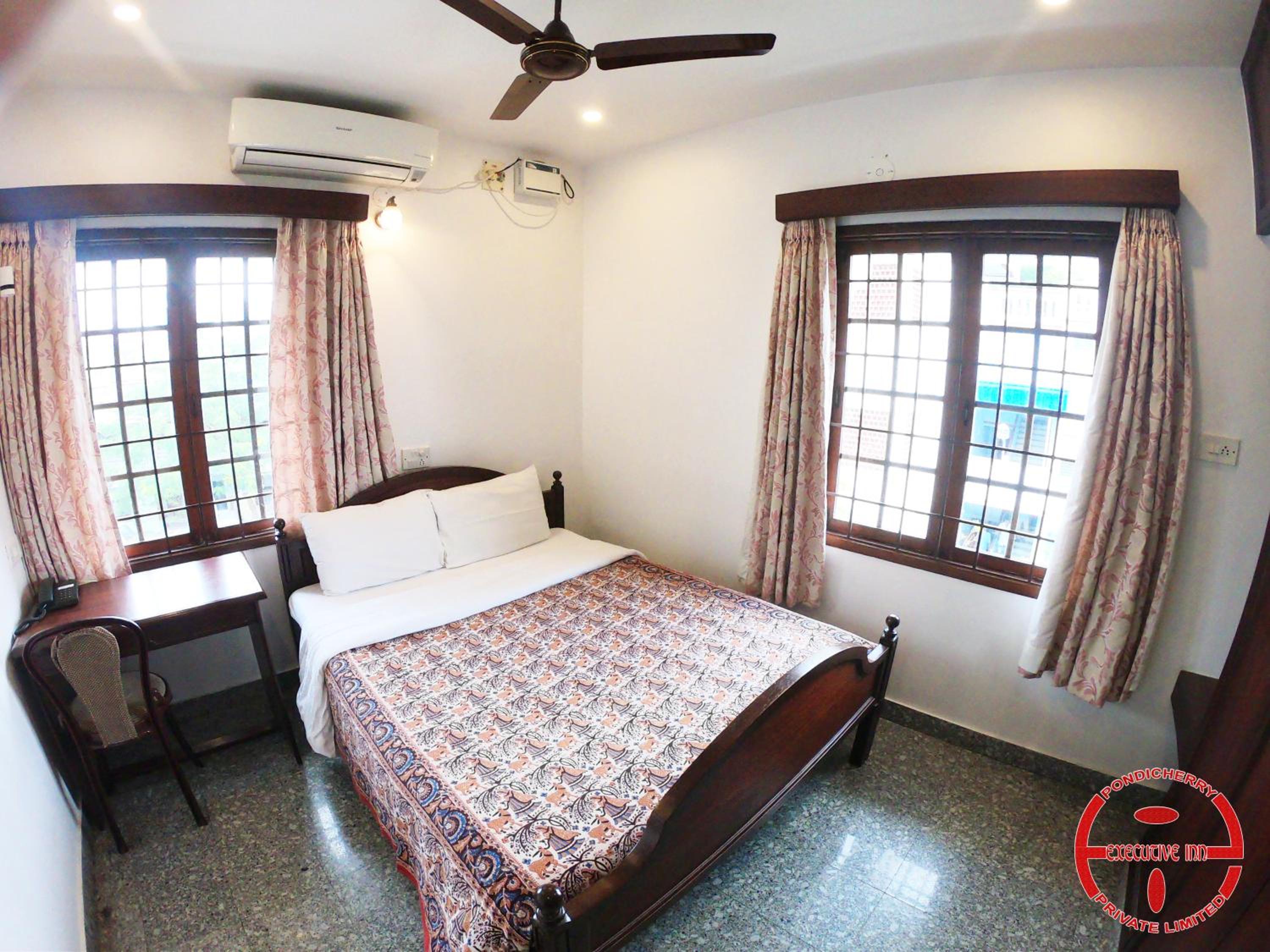 Executive Suite - Photo 7
