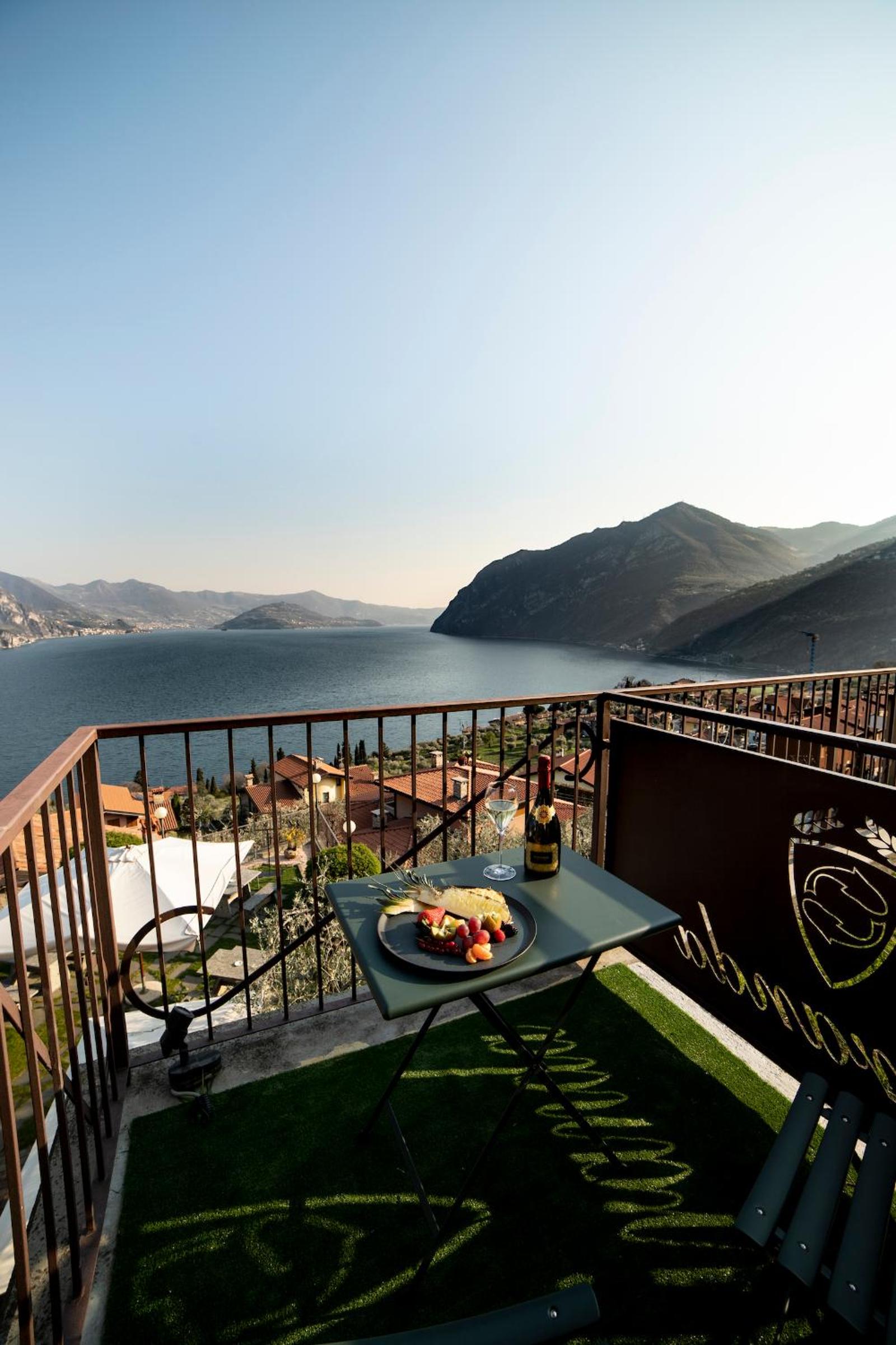 Superior Double or Twin Room with Lake View - Photo 1