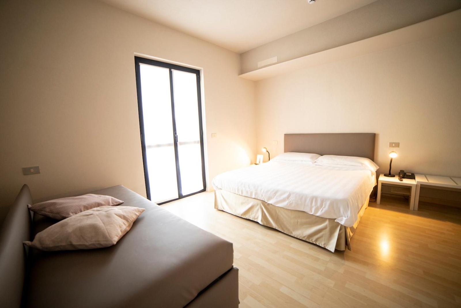 Double or Twin Room with Lake View - Photo 5