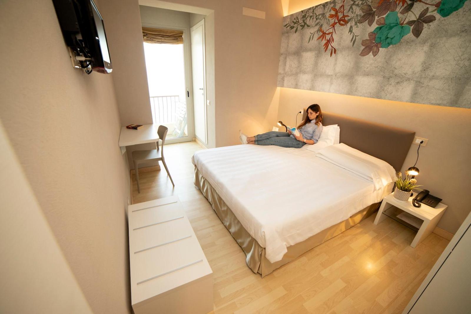 Double or Twin Room with Lake View - Photo 6